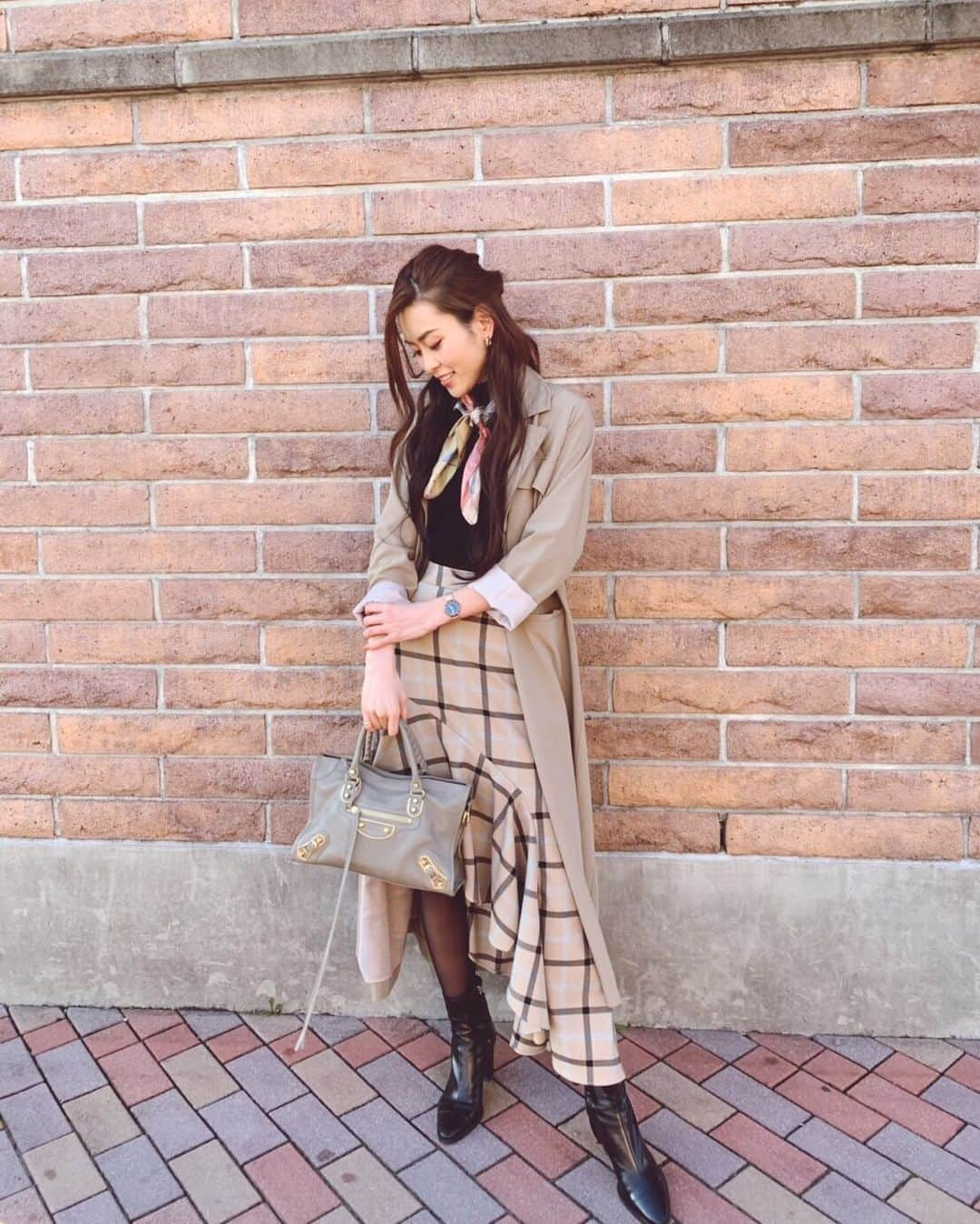 新立美香のインスタグラム：「とある日の #ootd ₍ ..̮ ₎ ⁽ ˙˙̮ ⁾₍ ..̮ ₎ ⁽ ˙˙̮ ⁾  Accessories▷ @hm scarf▷ @zara watch▷ @danielwellington outer▷ @mieli_invariant tops▷ @dholic_official bag▷ @balenciaga boots▷ @zara」