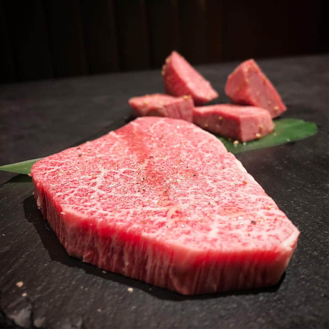 乾雅人のインスタグラム：「焼肉チャンピオン＠日本橋 何年ぶりだろうか…恵比寿は満席だったのでG.Wなら穴場かと思い日本橋へ予約の電話。 名店焼肉チャンピオン、こんなに映えていたのかチャンピオン。シャトーブリアンをトリュフ塩でなんてあったのかチャンピオン！ ありがとうチャンピオン。 #やきにく #焼肉 #シャトーブリアン #koreanbbq #肉の日」
