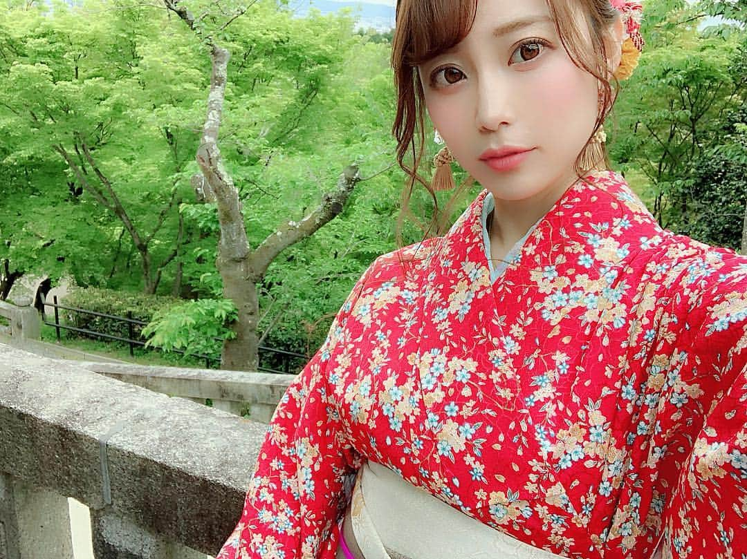 鈴木 あやさんのインスタグラム写真 - (鈴木 あやInstagram)「. 4.28 my birthday👏🏻💕 今年も無事に誕生日を迎えられました☺️♥️ . LINEやDMでお祝いしてくれた みんな ありがとう〜〜😢💓 だいすきっ😭😭😭♥️ . 平成最後のBirthday Tripは 京都に行ってきたよ👘 . お着物着て京都の街散策できたし 恋みくじは大吉引けて💮 大満足でした🥺👍🏻ありがとう♥️ . 今回は赤のお着物👘 @yumekyotogion さんで レンタルしたよ〜〜☺️👏🏻👏🏻 #京都 #kyoto #着物 #誕生日 #清水寺 #伏見稲荷 #birthday #happy #happy #trip #京都旅 #旅行 #birthday #祇園 #恋みくじ は#大吉 さん#神さまに感謝しなさい って書いてあったよ#ありがとう #ありがとうございます #感謝 #大感謝 #このくらい感謝しとけば良いかな？ #🥺 #平成最後の誕生日」4月29日 18時38分 - ayachu69