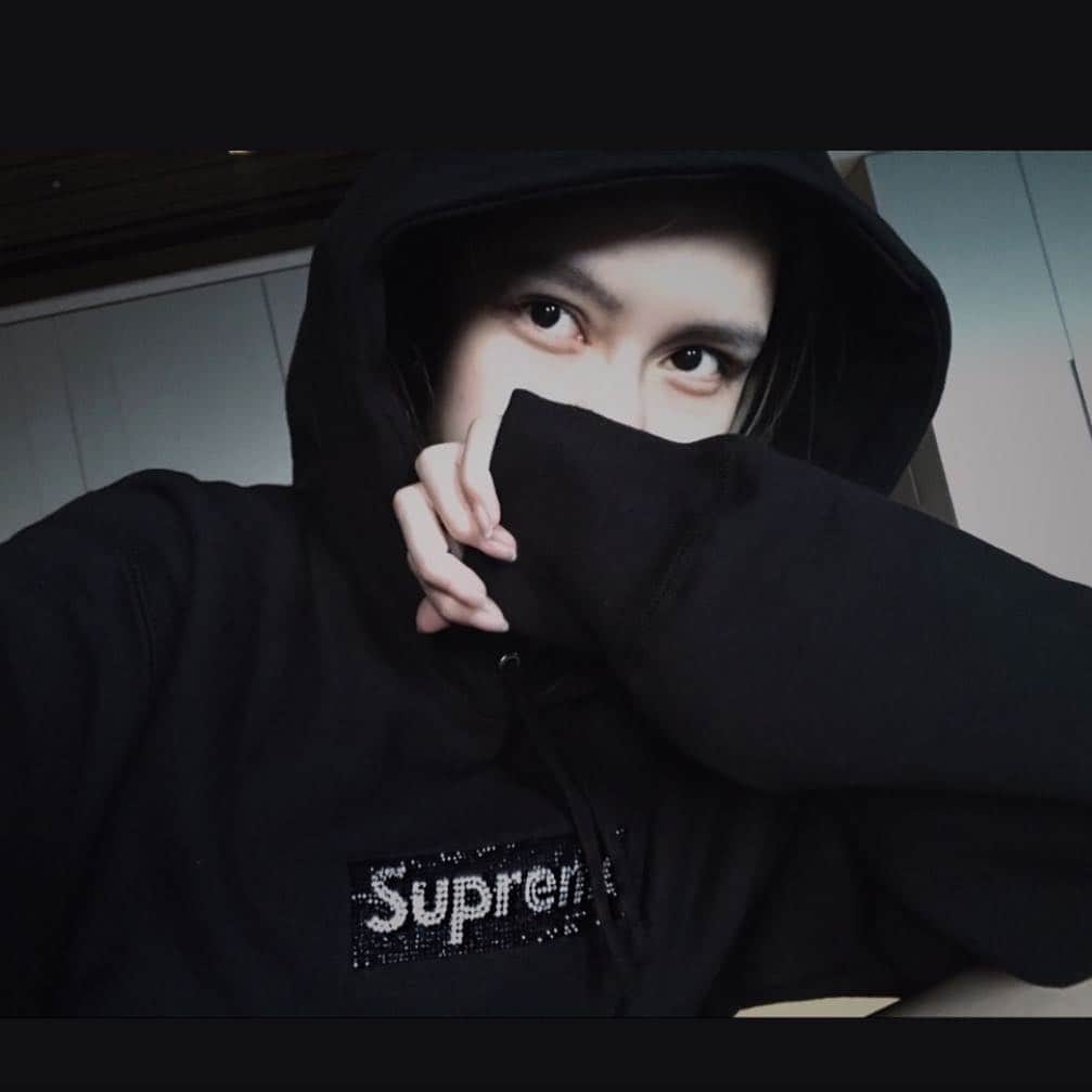 Grace Chowのインスタグラム：「#supreme #supremeswarovski」