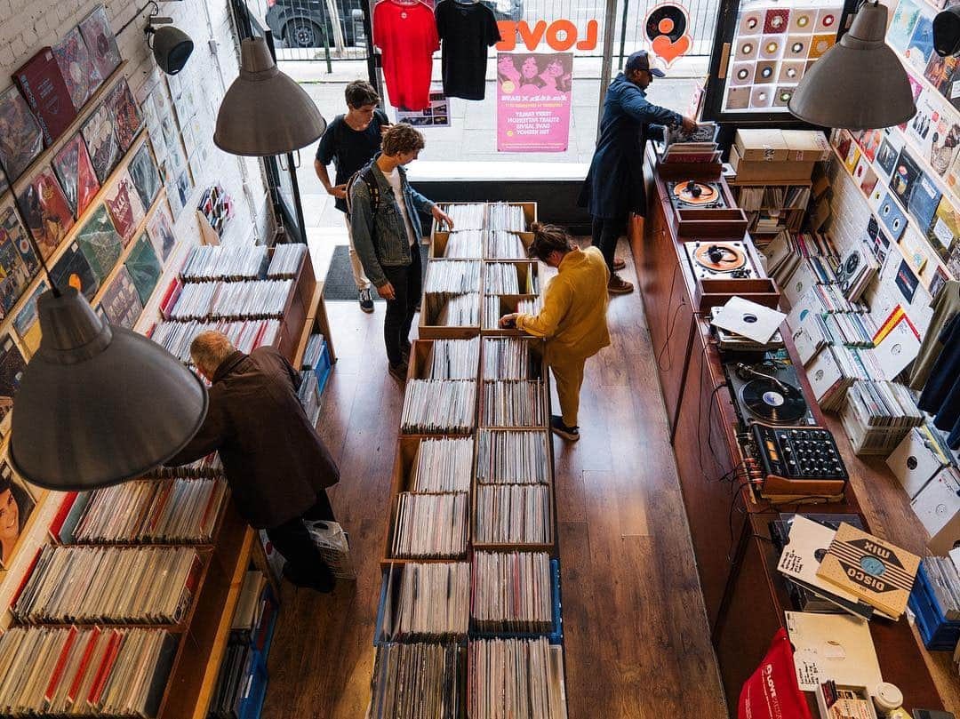 Red Bull Music Academyさんのインスタグラム写真 - (Red Bull Music AcademyInstagram)「View from above at @lovevinyllondon — 📷 @caryshuws @redbullradio #counterintelligence #recordstore #vinyl」4月29日 18時39分 - rbma