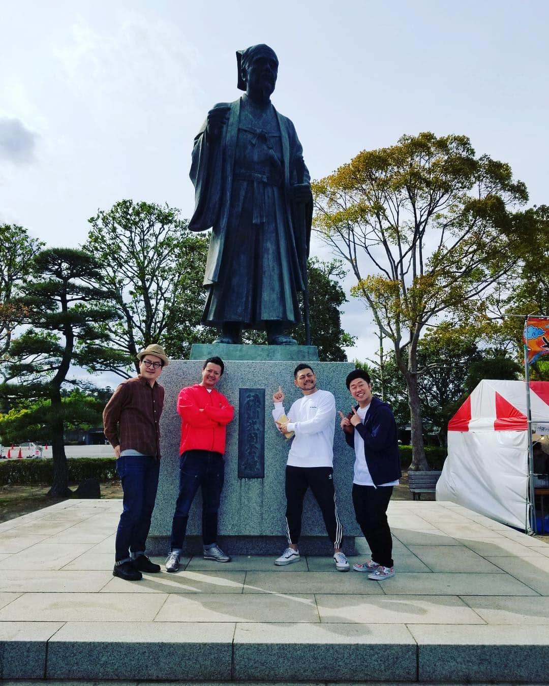 吉田裕さんのインスタグラム写真 - (吉田裕Instagram)「新喜劇ワールドツアー8ヶ所目！ 茨城県です！ 千波湖歩いてD51みてカレーを食べました。 めちゃくちゃええとこでした。 松浦が千波湖の周りは何キロでしょうといって、太田君が20キロと答えたんですが、 正解は3キロでした……。 ありがとうこざいました！ #吉本新喜劇 #吉本新喜劇ワールドツアー」4月29日 18時39分 - y.yutaka