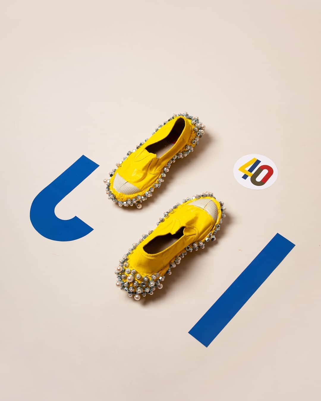 ベンシモンのインスタグラム：「- Le retour à la ruche - Bensimon by @edgar_artis "Comme beaucoup de gens en Arménie, mon grand-père a gardé des ruches et ma customisation représente le travail acharné non seulement des abeilles mais aussi le dévouement et l'amour de mon grand-père pour prendre soin d'elles comme de sa famille ! Pour ses 40 ans, je dédie cette tennis à Serge et Yves Bensimon qui ont, eux aussi, travaillé dur pour faire grandir leur entreprise familiale." 🇬🇧 "Like many people in Armenia, my grandfather kept hives and my customization represent the hard work not only of the bees but also the dedication and love of my grandfather to take care of the bees and his family of course ! For its 40th anniversary, I dedicate this tennis to Serge and Yves Bensimon who have also work hard to develop their family company." #bensimon40 #bensimonanniversary」