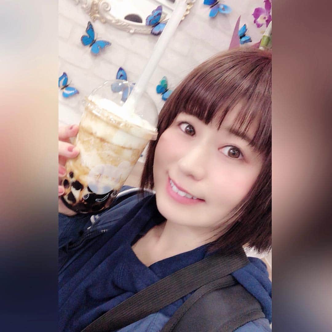 大空直美のインスタグラム：「うふふふーー☺️いつも並んでるという噂のお店、今日たまたますいてる時間に遭遇できたのでゲットできました…(〃ω〃)チーズクリームのお味がとってもすてきで、ちょっとあったかみある… なるほどこれは美味しいですね？☺️ ＃タピオカ #お店の中ちょうちょが飛んでた」