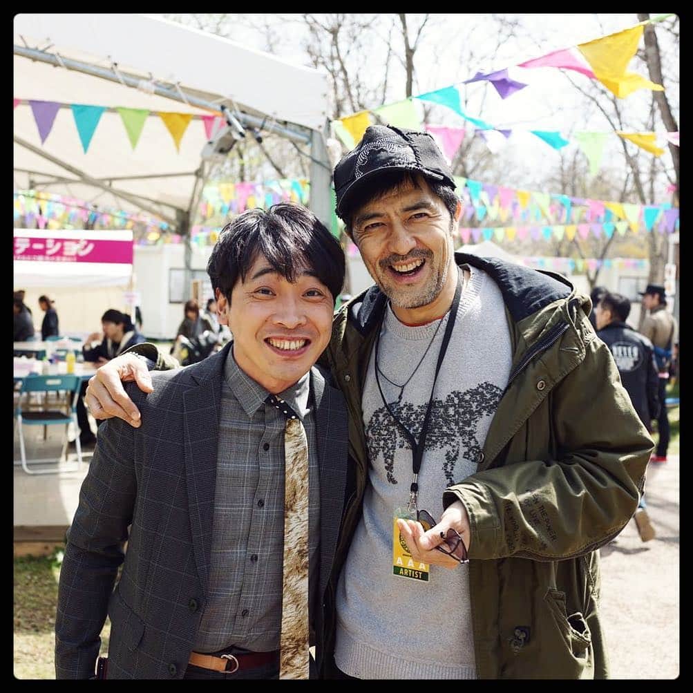 堂島孝平さんのインスタグラム写真 - (堂島孝平Instagram)「スカパラ谷中さんと嬉しそうな自分。いや、最近全然お会いできてないのでこの日は本当に嬉しかった。谷中さんのカメラで撮影。 #アラバキの思ひ出 #arabaki」4月29日 18時40分 - dojima_kohei