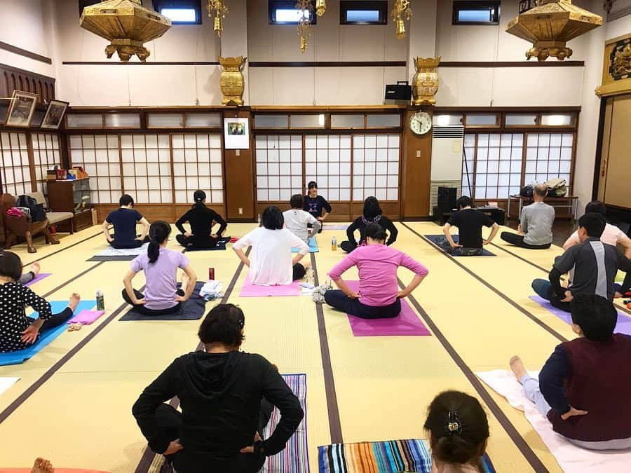 上坂由莉さんのインスタグラム写真 - (上坂由莉Instagram)「. . 平成最後のヨガのレッスンは 神戸にて#寺ヨガ でした🧘‍♀️🧘‍♂️ @sennenji.kobe ご参加くださった皆様 朝からありがとうございました😊 . 半分くらいの方がヨガが初めて🌷 お寺に来られるのも初めてやったり ご近所に住んでてもここにお寺が ある事を知らなかったり😳‼️ . せっかくお寺でのヨガなので レッスン前に副住職さんからのお話や お経を称え心を落ち着かせてからのヨガ🧘‍♀️🧘‍♂️ . 笑いもあり私も楽しい時間を 過ごさせていただきました😊 平成最後のヨガレッスンを地元関西で お寺で締めくくれてありがたかったです🧘‍♀️ またお盆の時期にこちらでレッスン させていただきます🙏✨ . #ヨガ #ヨガインストラクター #ヨギーニ #ヨガイベント #お寺でヨガ #お寺 #寺 #専念寺 #神戸 #西本願寺」4月29日 18時41分 - yuri_yoga.727