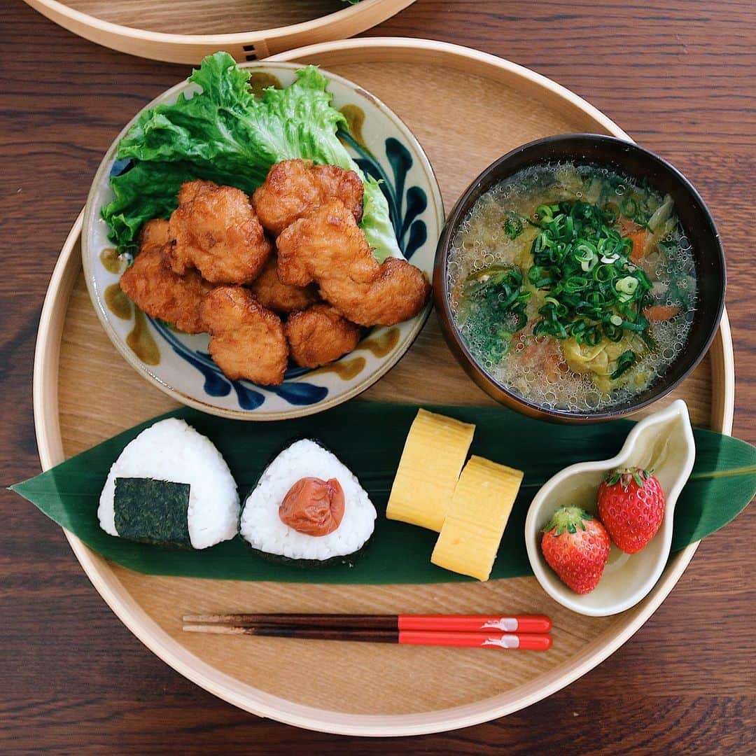 ゆかり/yukariのインスタグラム：「朝ごはん あこがれの、巻き簾で綺麗に巻く玉子焼きを作りました。 * * * #おうちごはん #うちごはん #朝ごはん #あさごはん #朝食 #料理 #手料理 #食卓 #自炊 #家庭料理 #料理好きな人と繋がりたい #暮らし #テーブルコーディネート #おうちごはんLover #food #japanesefood #foodpic #料理記録 #和食 #今日の朝ごはん #ていねいな暮らし」