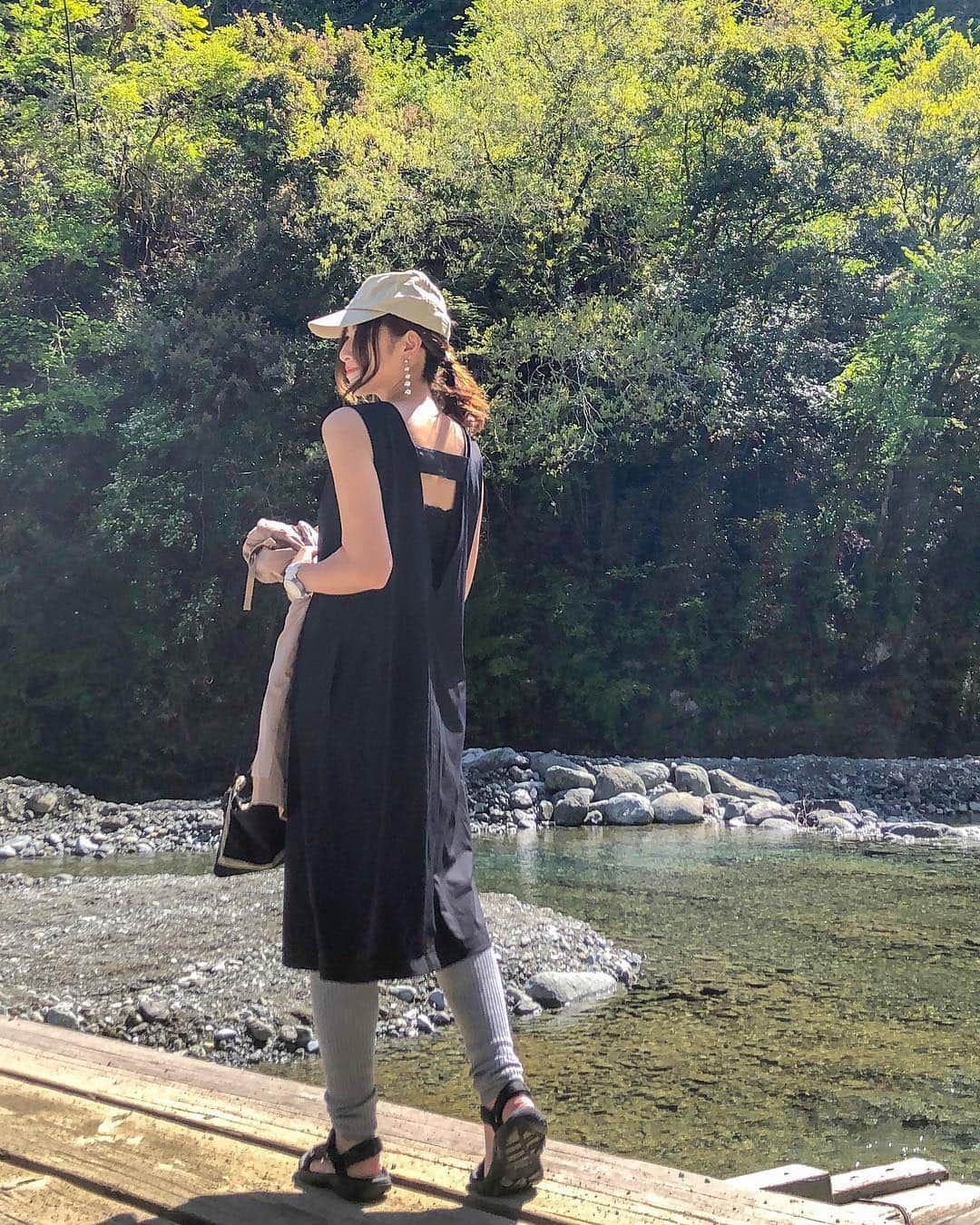 L Lily1013さんのインスタグラム写真 L Lily1013instagram 昨日のbbqで川釣りコーデ 撥水加工の水着素材の ワンピースで濡れても大丈夫コーデ マウンパも撥水だった気がする qって炭の匂いがすごい付くので洗えるやつにしました 時計も