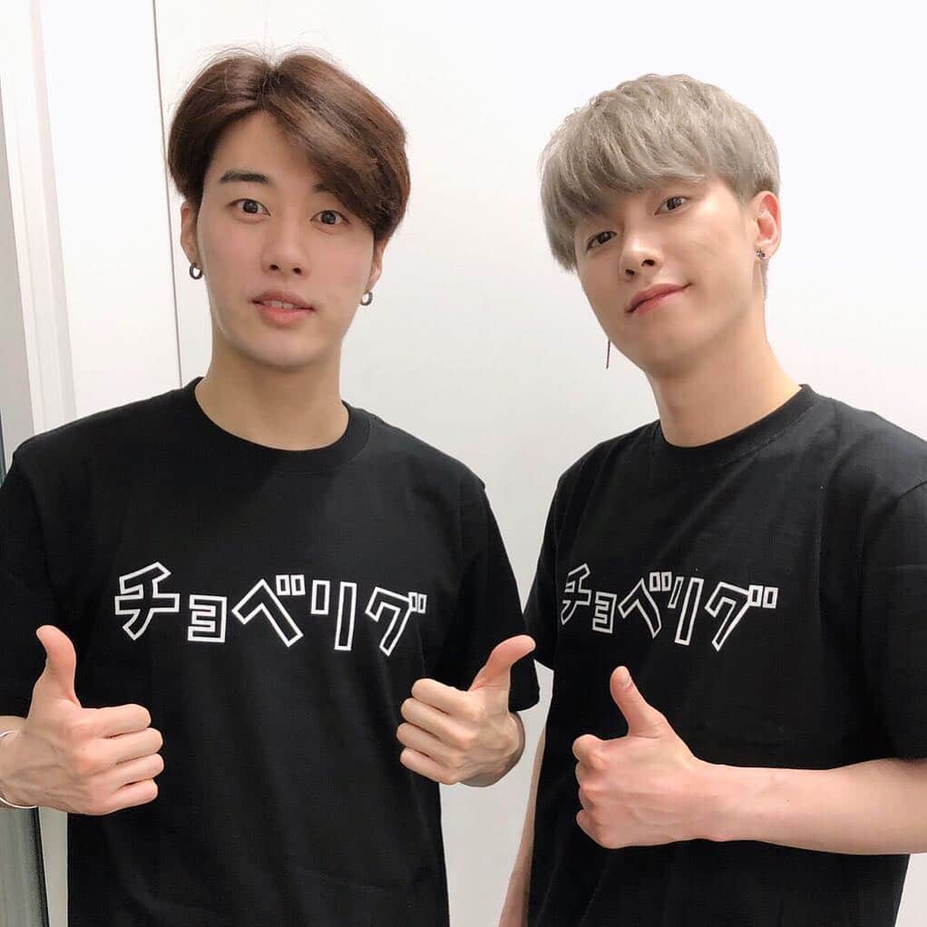 のインスタグラム：「👍チョベリグTシャツジャック👍﻿﻿﻿﻿ ﻿﻿﻿﻿ 平成も残すところ、あと1日！！！﻿﻿﻿﻿ まだまだ沢山の方々のチョベリグな写真をアップ予定🧚‍♀️﻿ ﻿﻿﻿﻿ アーティストのジュノさん、ギュミンさんありがとう👑✨﻿ SPINNSと一緒に平成最後を盛り上げよう🔥﻿ ﻿﻿﻿﻿ #SPINNS #スピンズ #fashion #gw #平成最後のチョベリグ #平成最後のgw #平成 #チョベリグ  #チョベリグTシャツ」