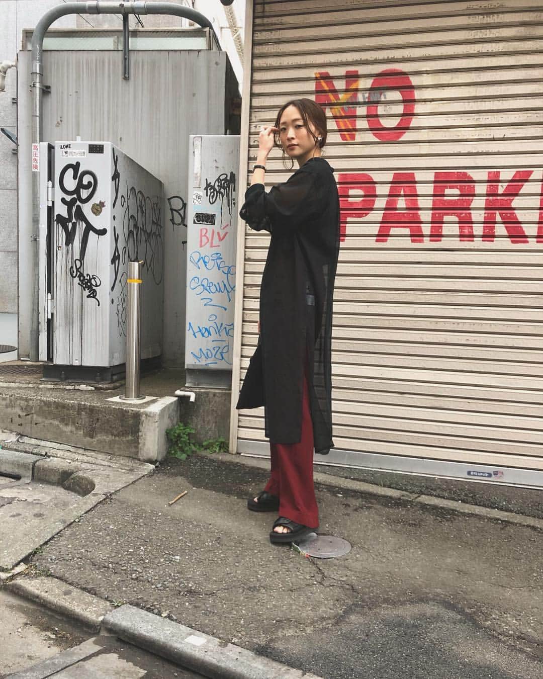 野尻美穂のインスタグラム：「赤パンちゃんとスイコック😚 透けてるハイクが良い感じ😋💕 #mihonano #suicoke #gramicci  #hyke」
