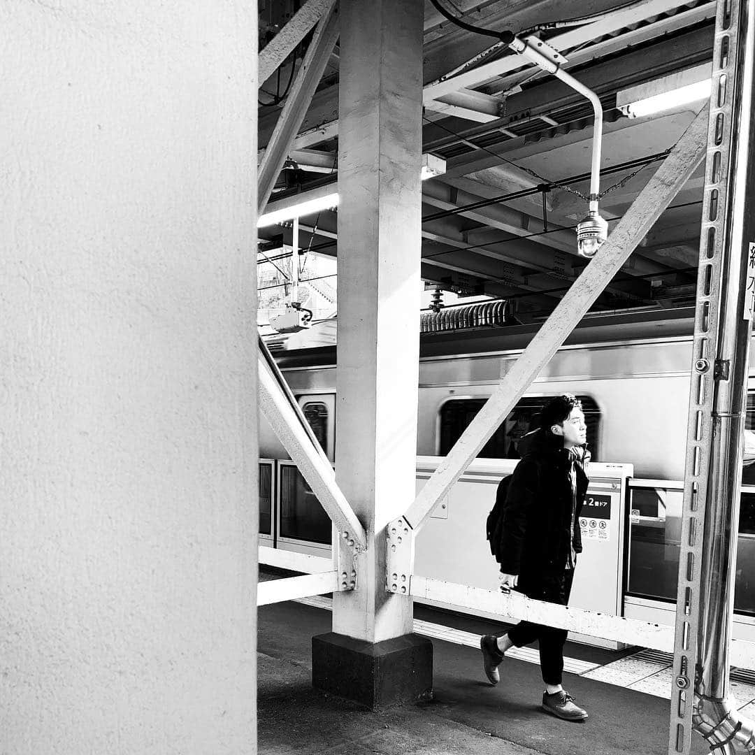 naotakeのインスタグラム：「駅 - A station / iPhone XR + Snapseed, 20190430 . . 平成最後の日を楽しもう。 . . #royalsnappingartists #infamous_family #rsa_main #infinity_photo_cult #2_fineart #jp_gallery #jp_gallery_bnw #trb_bnw #wp_bnw  #bnw_life #bnwlife_member #bnw_life_shots #bnw_captures #world_bnw #top_bnw #team_jp_ #team_jp_モノクロ #ig_energy_bw #ig_nihon #streetphotographybnw #igersjp #blackandwhite #bnw #bnwphoto #monochrome #bw #bnwphotography #ShotOniPhone #shotoniphoneXR」