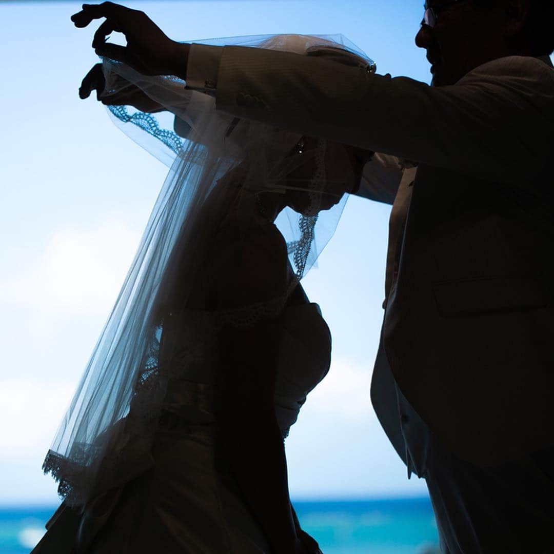 【公式】小さな結婚式さんのインスタグラム写真 - (【公式】小さな結婚式Instagram)「@petit.wedding をフォローしてね♩ #小さな結婚式 をつけてのお写真投稿も大歓迎です♡ こちらの公式IGでリグラムさせていただきます＊ . ✬沖縄でのウェディングフォトをcheck＊* . 沖縄のビーチをバックに、永遠の愛を誓い合うとき。 特別なひと時だからこそ、花嫁さまを美しく彩る こだわりのコーディネートを楽しみませんか？♡ . ——————— #小さな結婚式  #petitwedding #前撮り #結婚式  #プレ花嫁 #卒花 #アットホーム #少人数 #家族婚 #少人数結婚式 #ウェディング #ウェディングドレス #wedding #bridal #weddingdress #花嫁 #結婚式準備 #式場探し #日本中のプレ花嫁さまと繋がりたい #結婚式の思い出に浸る会 #結婚準備 #沖縄フォト #沖縄チャペル #花嫁コーディネート #バックショット ———————」4月29日 18時56分 - petit.wedding