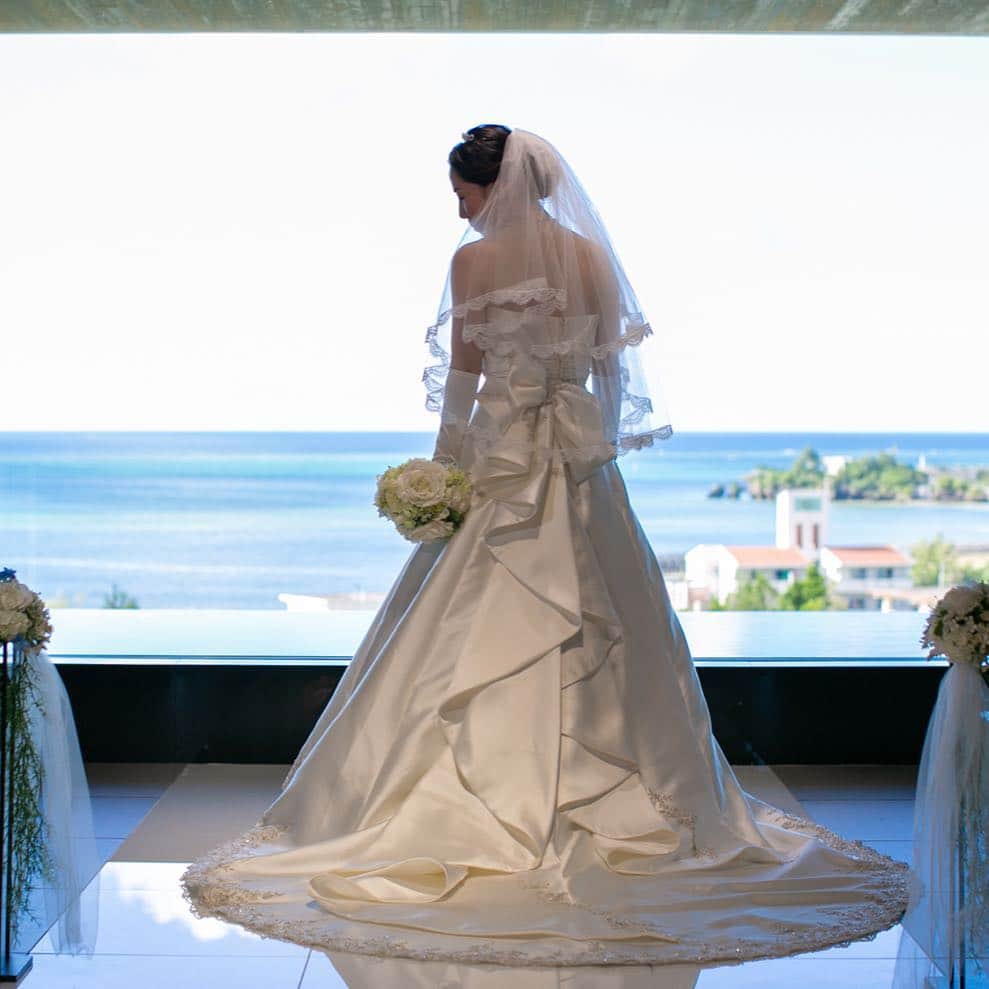 【公式】小さな結婚式さんのインスタグラム写真 - (【公式】小さな結婚式Instagram)「@petit.wedding をフォローしてね♩ #小さな結婚式 をつけてのお写真投稿も大歓迎です♡ こちらの公式IGでリグラムさせていただきます＊ . ✬沖縄でのウェディングフォトをcheck＊* . 沖縄のビーチをバックに、永遠の愛を誓い合うとき。 特別なひと時だからこそ、花嫁さまを美しく彩る こだわりのコーディネートを楽しみませんか？♡ . ——————— #小さな結婚式  #petitwedding #前撮り #結婚式  #プレ花嫁 #卒花 #アットホーム #少人数 #家族婚 #少人数結婚式 #ウェディング #ウェディングドレス #wedding #bridal #weddingdress #花嫁 #結婚式準備 #式場探し #日本中のプレ花嫁さまと繋がりたい #結婚式の思い出に浸る会 #結婚準備 #沖縄フォト #沖縄チャペル #花嫁コーディネート #バックショット ———————」4月29日 18時56分 - petit.wedding