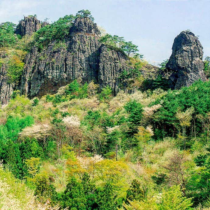 福島県さんのインスタグラム写真 - (福島県Instagram)「来て！ 霊山　 奇岩怪石と樹木が織りなす景色の霊山は、「新・日本百名山」にも選ばれており、手軽に登山を楽しむことができます。新緑の美しい5/3～6に山開きイベントが開かれますので、ぜひお出かけください。#伊達市 #霊山 #登山 #新緑 #福島 #ふくしま #ふくしまからはじめよう #来て  #futurefromfukushima #fukushima #traveljapan #japantrip #explorejapan #japanadventures #japanholiday #beautifuldestinations #instatrip #art_of_japan #instagramjapan #japan_of_insta」4月29日 18時59分 - realize_fukushima