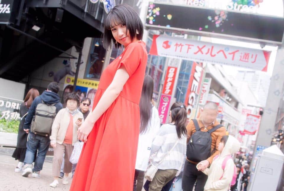 上野優華さんのインスタグラム写真 - (上野優華Instagram)「上京したての時、竹下通り歩くだけでドキドキしてたよーーー☺️ ＧＷ、楽しんでますか？？ 満喫してる？🌈🌈 #原宿 #原宿駅 #竹下通り #原宿竹下通り #ワンピース #原宿ファッション」4月29日 18時59分 - yuukaueno0205
