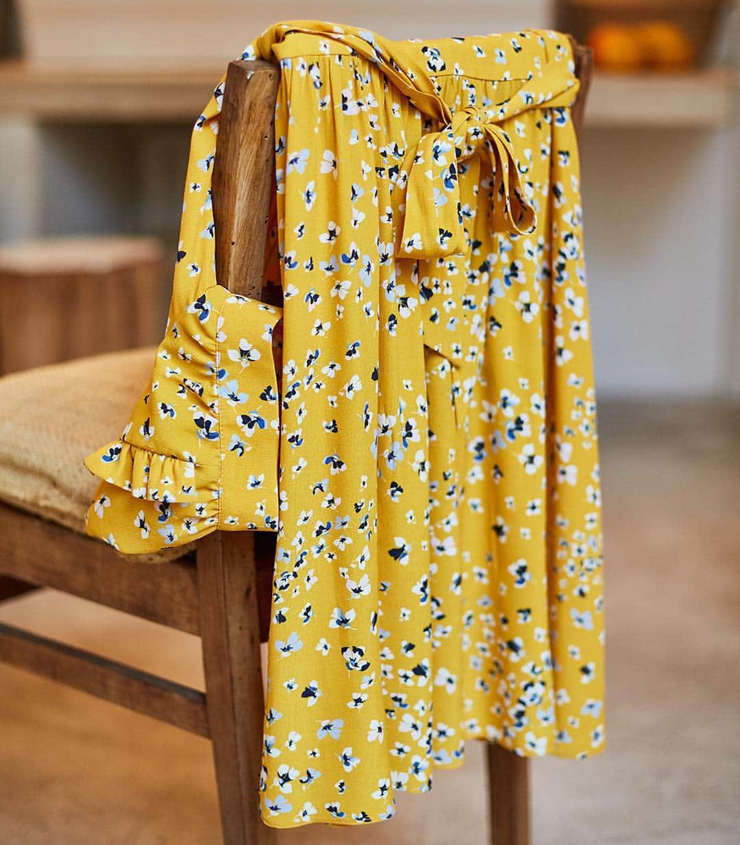 クーカイのインスタグラム：「Notre robe Carlita, la tenue parfaite pour cet été ! Retrouvez la aussi en rouge sur kookai.fr . . . #kookaiette #fashion #outfit #lifestyle」