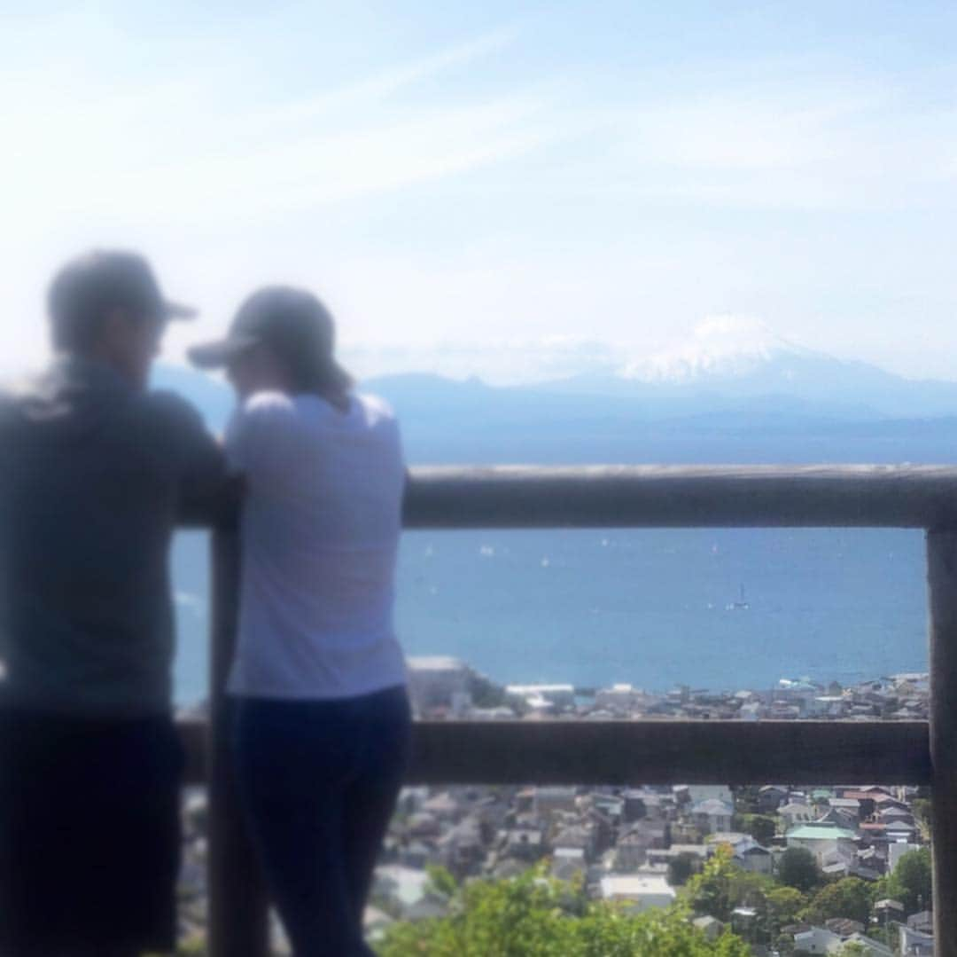 Hiroe Hiranoさんのインスタグラム写真 - (Hiroe HiranoInstagram)「昨日は、海も山も満喫。 虹も富士山美しかった！ 山登りは、お気に入りの #仙元山⛰  自然と戯れるってすごく贅沢で、 心も体も満たされる遊び🌏 自然の大切さを感じています🌱 . 親友夫婦に心から感謝😘 私よりも先に物件予約して内見してくれてありがとう😂（笑） あの君たちの勢いがなかったら、、、 私はこの幸せを体感できていなかったよ⭐️ 葉山御用邸の区域に身を置けてることに ありがたいなーとしみじみ思う時間で。 . . 軽く筋肉痛を楽しみながら（笑） 栄養たっぷり晩御飯作って、お家で映画鑑賞。 映画LOVERな私は、葉山でルーティンに🎬 ちなみに今日もカリフォルニアの友達達と映画へ。 . . 今の私にとって、最高な時間の使い方だな。 シェアしてくれる相方の存在にありがとう❤️ . 明日から長野🌱🌳 ゴールデンウィークは、 たくさん自然と遊ぶ予定❤️ . 前述した #レインボーサークル #RainbowHalo 🌈には感動しました😎🌏 . #hiroestyles #hiroecali #organic #オーガニック #healthy #lifestyle #wellness #wellbeing #平野宏枝 #ウェルネス #ウェルビーイング #登山 #mtfuji #富士山 #ハイキング #hiking #nature #自然 #幸せの形はそれぞれ #自分にとっての幸せを知る #家族の形もそれぞれ #大切な人の幸せを知る」4月29日 19時07分 - hiroe_hirano