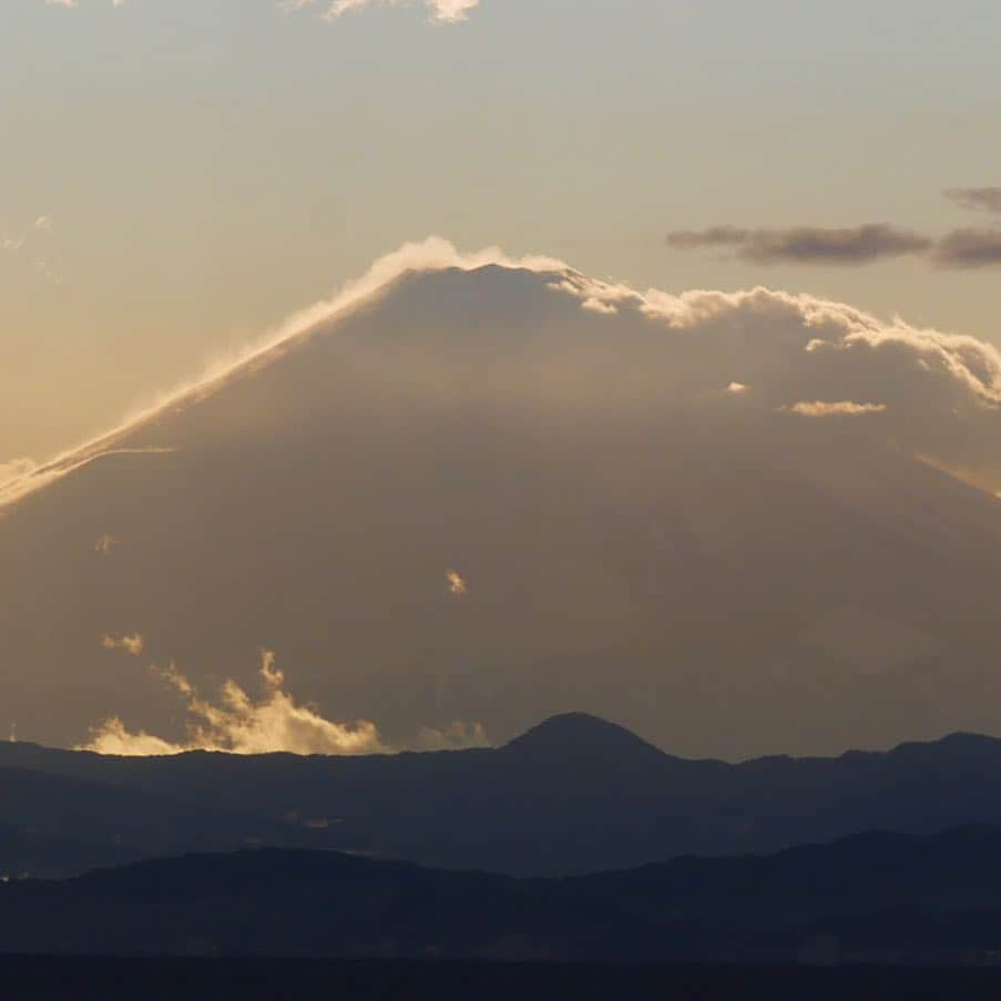 Hiroe Hiranoさんのインスタグラム写真 - (Hiroe HiranoInstagram)「昨日は、海も山も満喫。 虹も富士山美しかった！ 山登りは、お気に入りの #仙元山⛰  自然と戯れるってすごく贅沢で、 心も体も満たされる遊び🌏 自然の大切さを感じています🌱 . 親友夫婦に心から感謝😘 私よりも先に物件予約して内見してくれてありがとう😂（笑） あの君たちの勢いがなかったら、、、 私はこの幸せを体感できていなかったよ⭐️ 葉山御用邸の区域に身を置けてることに ありがたいなーとしみじみ思う時間で。 . . 軽く筋肉痛を楽しみながら（笑） 栄養たっぷり晩御飯作って、お家で映画鑑賞。 映画LOVERな私は、葉山でルーティンに🎬 ちなみに今日もカリフォルニアの友達達と映画へ。 . . 今の私にとって、最高な時間の使い方だな。 シェアしてくれる相方の存在にありがとう❤️ . 明日から長野🌱🌳 ゴールデンウィークは、 たくさん自然と遊ぶ予定❤️ . 前述した #レインボーサークル #RainbowHalo 🌈には感動しました😎🌏 . #hiroestyles #hiroecali #organic #オーガニック #healthy #lifestyle #wellness #wellbeing #平野宏枝 #ウェルネス #ウェルビーイング #登山 #mtfuji #富士山 #ハイキング #hiking #nature #自然 #幸せの形はそれぞれ #自分にとっての幸せを知る #家族の形もそれぞれ #大切な人の幸せを知る」4月29日 19時07分 - hiroe_hirano