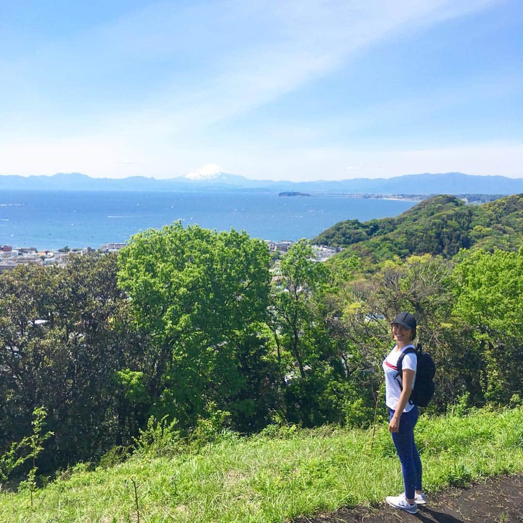 のインスタグラム：「昨日は、海も山も満喫。 虹も富士山美しかった！ 山登りは、お気に入りの #仙元山⛰  自然と戯れるってすごく贅沢で、 心も体も満たされる遊び🌏 自然の大切さを感じています🌱 . 親友夫婦に心から感謝😘 私よりも先に物件予約して内見してくれてありがとう😂（笑） あの君たちの勢いがなかったら、、、 私はこの幸せを体感できていなかったよ⭐️ 葉山御用邸の区域に身を置けてることに ありがたいなーとしみじみ思う時間で。 . . 軽く筋肉痛を楽しみながら（笑） 栄養たっぷり晩御飯作って、お家で映画鑑賞。 映画LOVERな私は、葉山でルーティンに🎬 ちなみに今日もカリフォルニアの友達達と映画へ。 . . 今の私にとって、最高な時間の使い方だな。 シェアしてくれる相方の存在にありがとう❤️ . 明日から長野🌱🌳 ゴールデンウィークは、 たくさん自然と遊ぶ予定❤️ . 前述した #レインボーサークル #RainbowHalo 🌈には感動しました😎🌏 . #hiroestyles #hiroecali #organic #オーガニック #healthy #lifestyle #wellness #wellbeing #平野宏枝 #ウェルネス #ウェルビーイング #登山 #mtfuji #富士山 #ハイキング #hiking #nature #自然 #幸せの形はそれぞれ #自分にとっての幸せを知る #家族の形もそれぞれ #大切な人の幸せを知る」