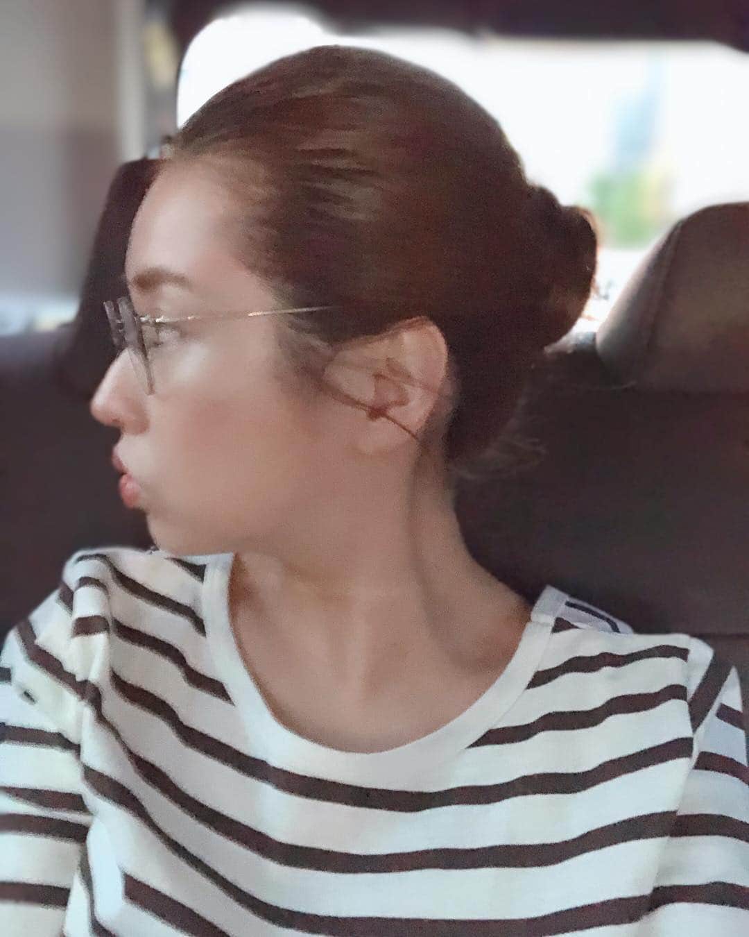 のインスタグラム：「メガネを変えました👓 @oliverpeoples のモノ。 ほぼ毎日メガネかけてるのて、 華奢で、どんなお洋服にもあって こなれ感があるoliverのデザインが大好きで、 サングラスもいれたらもう10年は愛用してます☺︎ DMも頂いていたのでお返事も兼ねて。  #oliverpeoples #eyewear #oliverpeopleseyewear #fashion #coordinate#code #dm #ootdfashion #ootd #eyewearstyle #メガネ女子 #メガネ #オリバーピープルズ #オリバー #こげ茶のフレームに #ヴィンテージゴールド #度入り #コーディネート #メガネもおしゃれに #雰囲気も変わるからすき #すっぴんにも #ヘビロテ中」