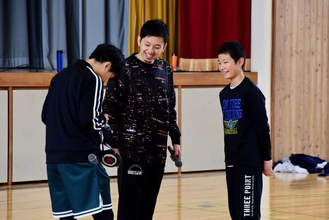 大神雄子さんのインスタグラム写真 - (大神雄子Instagram)「長野県北安曇郡池田町でバスケットボール🏀 皆さんありがとうございました😊  午前中はトークセッション、午後は一緒にバスケットボール🏀  みんなの笑顔にたくさんパワーをもらいました🔥🔥🔥 夢を叶える、目標を達成するための魔法の言葉は、、、 #やり続けること #できるできないじゃなくてやるかやらないか #全て自分次第  #また会える日を #出会いに感謝 #🔥」4月29日 19時10分 - shin___01