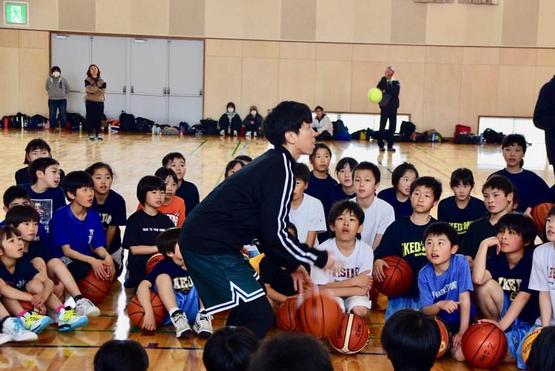 大神雄子さんのインスタグラム写真 - (大神雄子Instagram)「長野県北安曇郡池田町でバスケットボール🏀 皆さんありがとうございました😊  午前中はトークセッション、午後は一緒にバスケットボール🏀  みんなの笑顔にたくさんパワーをもらいました🔥🔥🔥 夢を叶える、目標を達成するための魔法の言葉は、、、 #やり続けること #できるできないじゃなくてやるかやらないか #全て自分次第  #また会える日を #出会いに感謝 #🔥」4月29日 19時10分 - shin___01