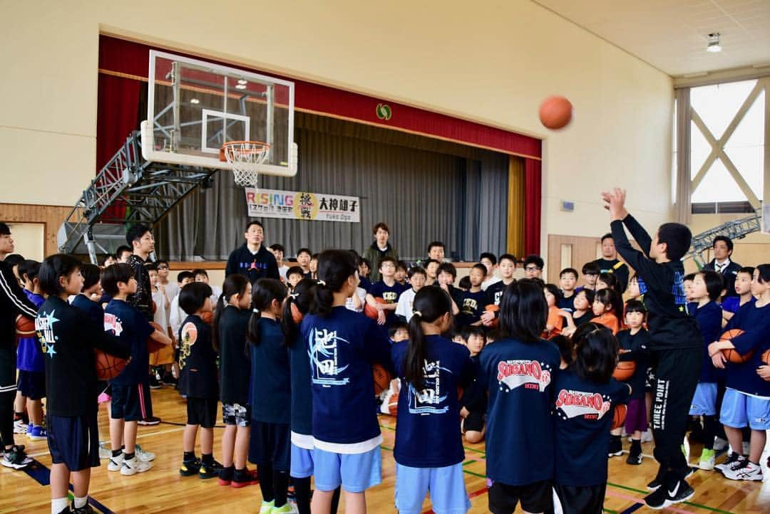 大神雄子さんのインスタグラム写真 - (大神雄子Instagram)「長野県北安曇郡池田町でバスケットボール🏀 皆さんありがとうございました😊  午前中はトークセッション、午後は一緒にバスケットボール🏀  みんなの笑顔にたくさんパワーをもらいました🔥🔥🔥 夢を叶える、目標を達成するための魔法の言葉は、、、 #やり続けること #できるできないじゃなくてやるかやらないか #全て自分次第  #また会える日を #出会いに感謝 #🔥」4月29日 19時10分 - shin___01