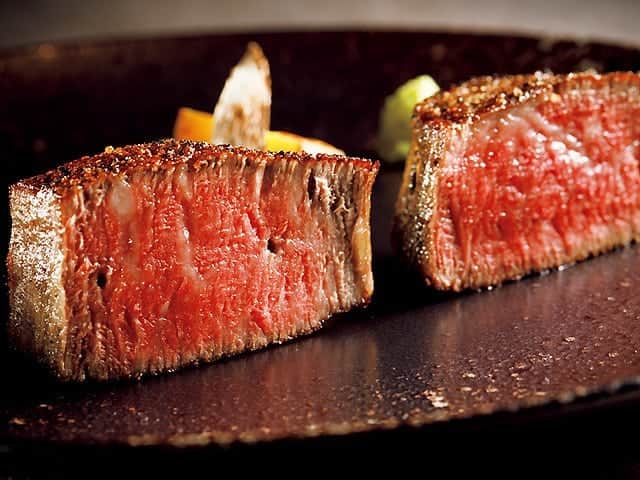 東京カレンダーさんのインスタグラム写真 - (東京カレンダーInstagram)「『神戸牛炉釜ステーキ GINZA KOKO炉』で、炉釜で焼いた松坂牛と神戸牛のシャトーブリアンを食べ比べ。大トリに登場するステーキは、究極の火入れで、肉汁が全く漏れない真紅の断面に感嘆の声があがる。 #東京カレンダー #東カレ #tokyocalendar #dinner #炉釜ステーキ #KOKO炉 #銀座」4月29日 19時14分 - tokyocalendar