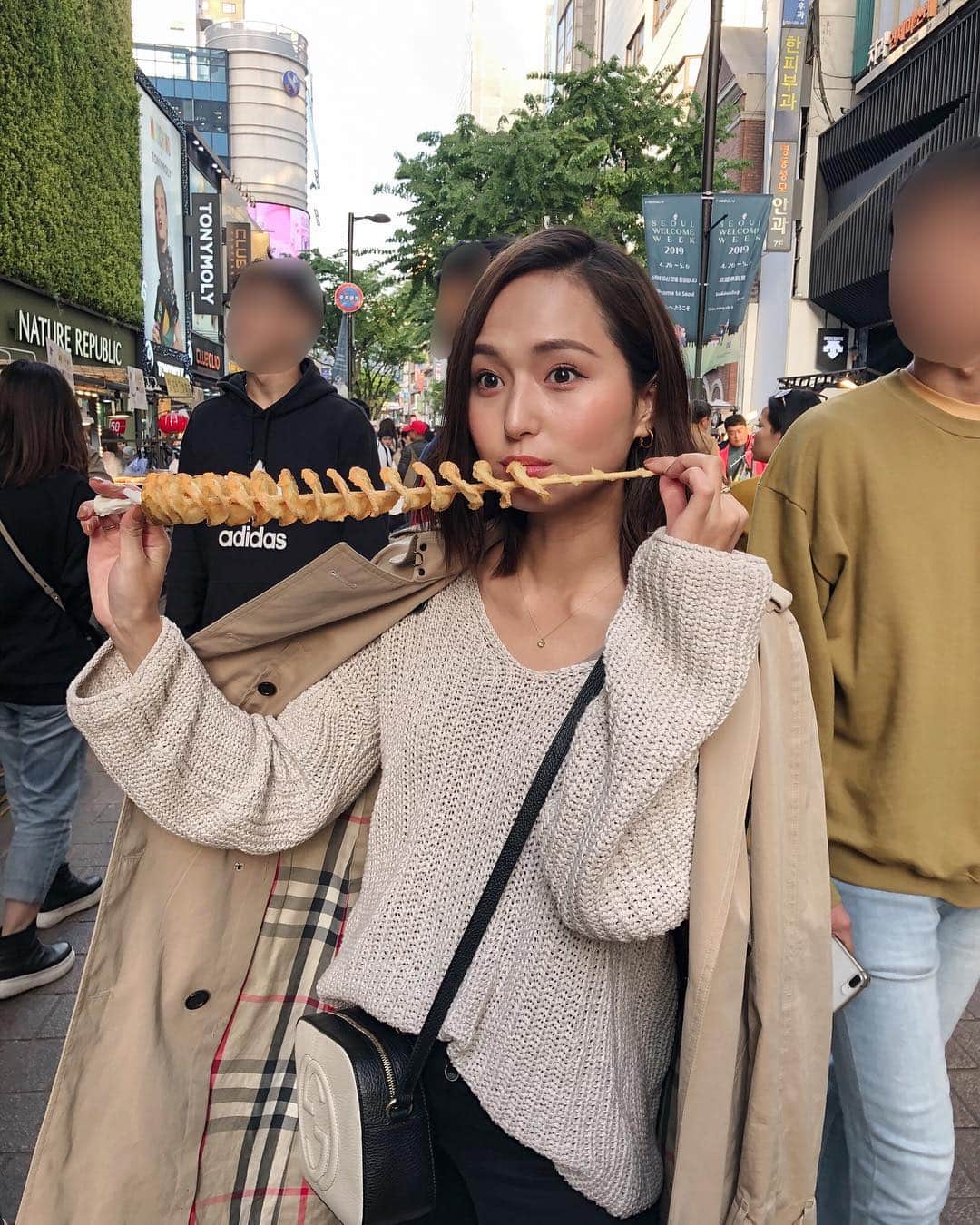山賀琴子さんのインスタグラム写真 - (山賀琴子Instagram)「初！！韓国🇰🇷 ミョンドンで食べ歩き😗✨」4月29日 19時14分 - kotokoyamaga