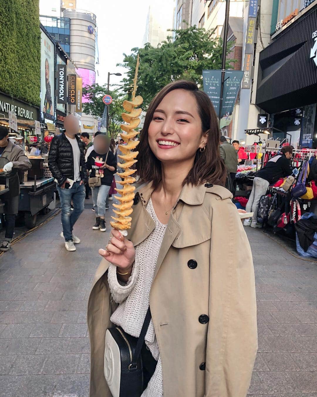 山賀琴子さんのインスタグラム写真 - (山賀琴子Instagram)「初！！韓国🇰🇷 ミョンドンで食べ歩き😗✨」4月29日 19時14分 - kotokoyamaga