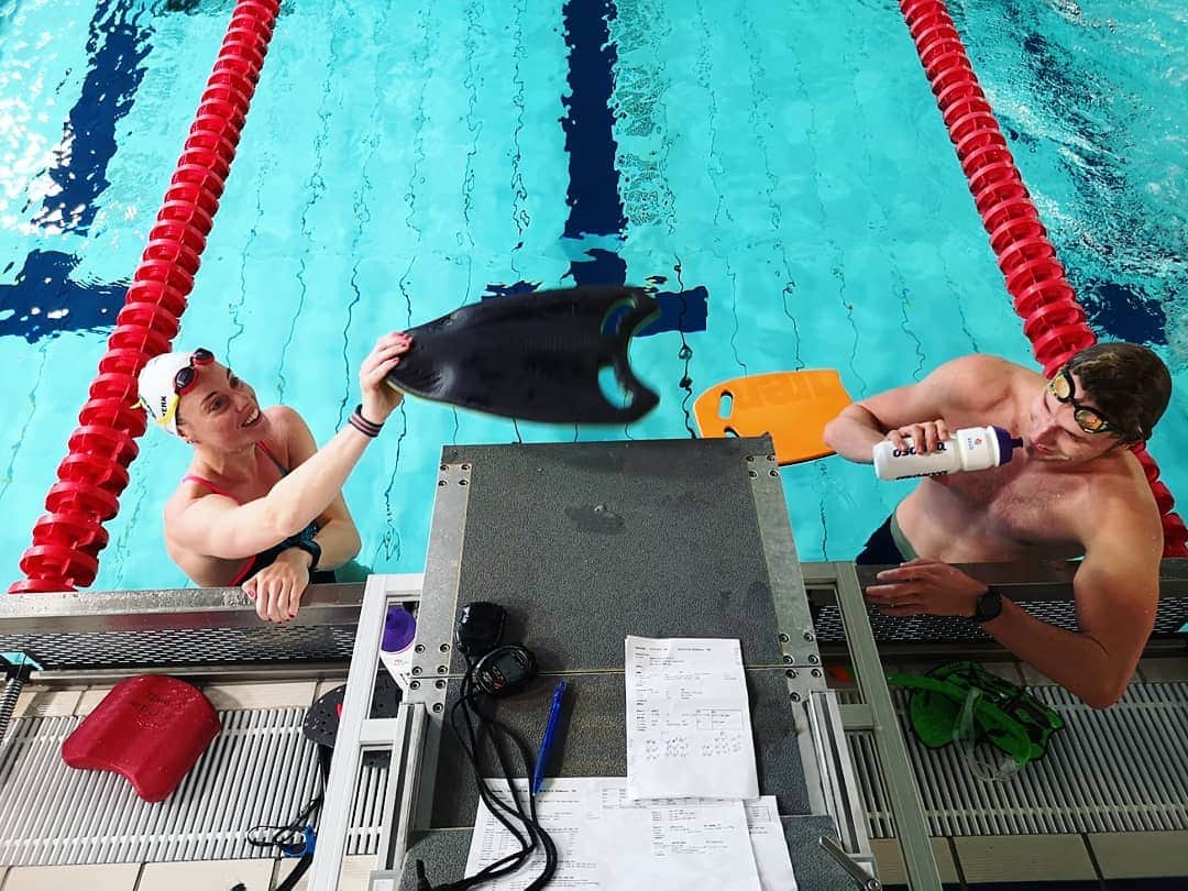 フェムケ・ヘームスケルクのインスタグラム：「Back with the crew 🤗❤️ . . . #BackToIndoorSwimming #MondayMotivation #TeamNL 📸: @mrwouda」