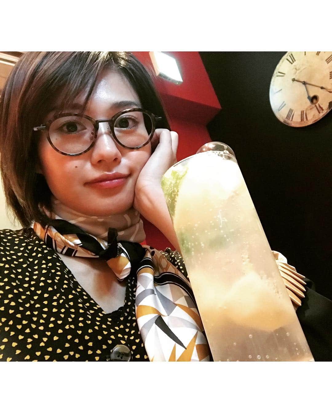 秋吉織栄（宮内かれん）さんのインスタグラム写真 - (秋吉織栄（宮内かれん）Instagram)「今日は稽古最終日☺︎‼︎ 荷物積み込んで📦明日は小屋入りなので早めに解散になりました✨  なので、またぼっち飲み（笑） サクッと飲んで帰るだけだから、ね☺️❣️ カウンターって色々人間観察できて楽しい🤓💕 みんな幸せそうだなぁ🥺✨ そっかGWですもんね😅💦 ははは。 いいんです。今は🌸  結構一人も好き💕  一枚目は日向夏モヒート🍋 と、マッシュルームサラダ🍄  イチゴとブルーチーズのピンチョス🍓 とワイン飲んだら帰りまーす🍷  さてさて。 明日から千秋楽まであっという間だー！  とりあえず、今日はひとりだけど稽古打ち上げって事で😊❤️ #gw  #一人飲み  #稽古打ち上げ  #恋ばば十四歳 ！ #ぼっち  舞台 『恋ばば十四歳!』 公式URL  http://urx2.nu/0cVQ ◇ ストーリー  87 歳の汐原静江は、ごく普通のお婆ちゃん。家族と共に穏やかに暮らしていた。 ある日、彼女は鏡の中に映し出される自分を見て驚いてしまう。14 歳の自分がいた。 外は雨、「あの日」と同じ、雨粒が流れていた。 14 歳の姿で孫の弘夢に連れ出された静江は、芸能プロダクションのマネージャー・輝貴に恋してし まう。73 年前の決して叶うことのない初恋の相手、謙太朗その人にそっくりだから。 そしてなんとアイドルとしてデビューすることになるが、雨の日にしか活躍できない。 それでも静江は、アイドルとしての道を進むのか?!静江の運命はどうなってしまうのか?! 劇場: HOPE(中野) 日程:2019 年5月2日(木)~5月6日(月)  晴チーム☀️出演となります！ おばあちゃん役👵です笑  3日(金)14:00 完売御礼！ 4日(土)14:00 完売御礼！ 5日(日)12:00(残りわずか△)、19:00(有り○) 6日(月)15:30 完売御礼！  チケット料金(自由席) 一般 前売:4,000 円/当日:4,500 円  高校生以下  前売:3,500 円/当日:4,000円 (※高校生料金:高校生以下の方。会場にて学生証をご提示頂きます。) こりっち予約 http://urx3.nu/Fw76 ↑プロフィール欄にリンク貼ってあります₍˄·͈༝·͈˄₎ฅ˒˒」4月29日 19時18分 - orie.oliiiiie.olivia