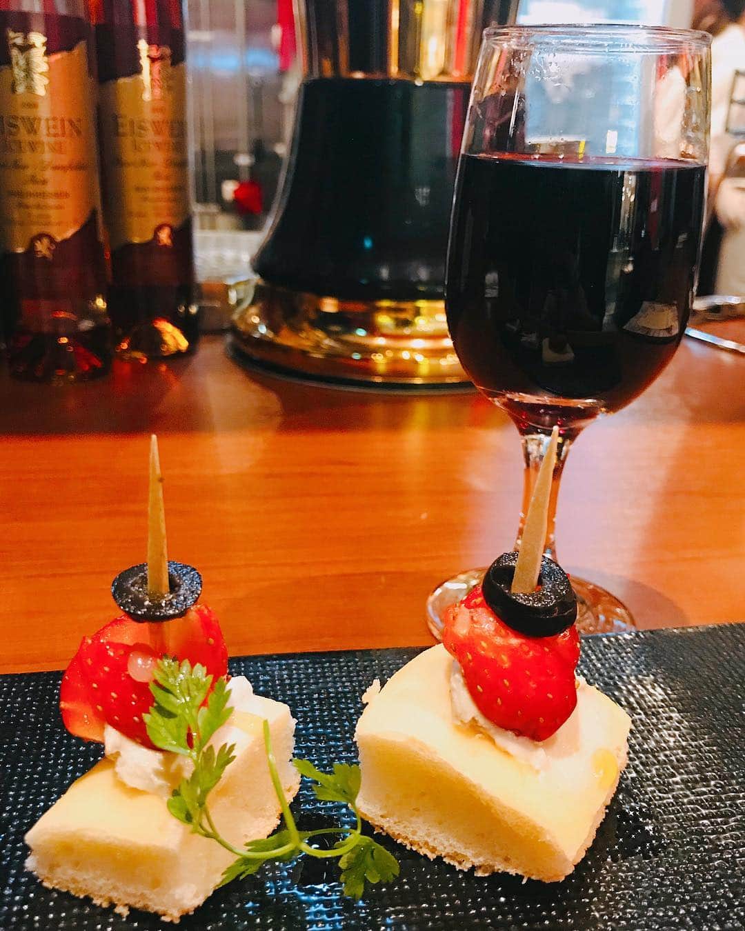 秋吉織栄（宮内かれん）さんのインスタグラム写真 - (秋吉織栄（宮内かれん）Instagram)「今日は稽古最終日☺︎‼︎ 荷物積み込んで📦明日は小屋入りなので早めに解散になりました✨  なので、またぼっち飲み（笑） サクッと飲んで帰るだけだから、ね☺️❣️ カウンターって色々人間観察できて楽しい🤓💕 みんな幸せそうだなぁ🥺✨ そっかGWですもんね😅💦 ははは。 いいんです。今は🌸  結構一人も好き💕  一枚目は日向夏モヒート🍋 と、マッシュルームサラダ🍄  イチゴとブルーチーズのピンチョス🍓 とワイン飲んだら帰りまーす🍷  さてさて。 明日から千秋楽まであっという間だー！  とりあえず、今日はひとりだけど稽古打ち上げって事で😊❤️ #gw  #一人飲み  #稽古打ち上げ  #恋ばば十四歳 ！ #ぼっち  舞台 『恋ばば十四歳!』 公式URL  http://urx2.nu/0cVQ ◇ ストーリー  87 歳の汐原静江は、ごく普通のお婆ちゃん。家族と共に穏やかに暮らしていた。 ある日、彼女は鏡の中に映し出される自分を見て驚いてしまう。14 歳の自分がいた。 外は雨、「あの日」と同じ、雨粒が流れていた。 14 歳の姿で孫の弘夢に連れ出された静江は、芸能プロダクションのマネージャー・輝貴に恋してし まう。73 年前の決して叶うことのない初恋の相手、謙太朗その人にそっくりだから。 そしてなんとアイドルとしてデビューすることになるが、雨の日にしか活躍できない。 それでも静江は、アイドルとしての道を進むのか?!静江の運命はどうなってしまうのか?! 劇場: HOPE(中野) 日程:2019 年5月2日(木)~5月6日(月)  晴チーム☀️出演となります！ おばあちゃん役👵です笑  3日(金)14:00 完売御礼！ 4日(土)14:00 完売御礼！ 5日(日)12:00(残りわずか△)、19:00(有り○) 6日(月)15:30 完売御礼！  チケット料金(自由席) 一般 前売:4,000 円/当日:4,500 円  高校生以下  前売:3,500 円/当日:4,000円 (※高校生料金:高校生以下の方。会場にて学生証をご提示頂きます。) こりっち予約 http://urx3.nu/Fw76 ↑プロフィール欄にリンク貼ってあります₍˄·͈༝·͈˄₎ฅ˒˒」4月29日 19時18分 - orie.oliiiiie.olivia