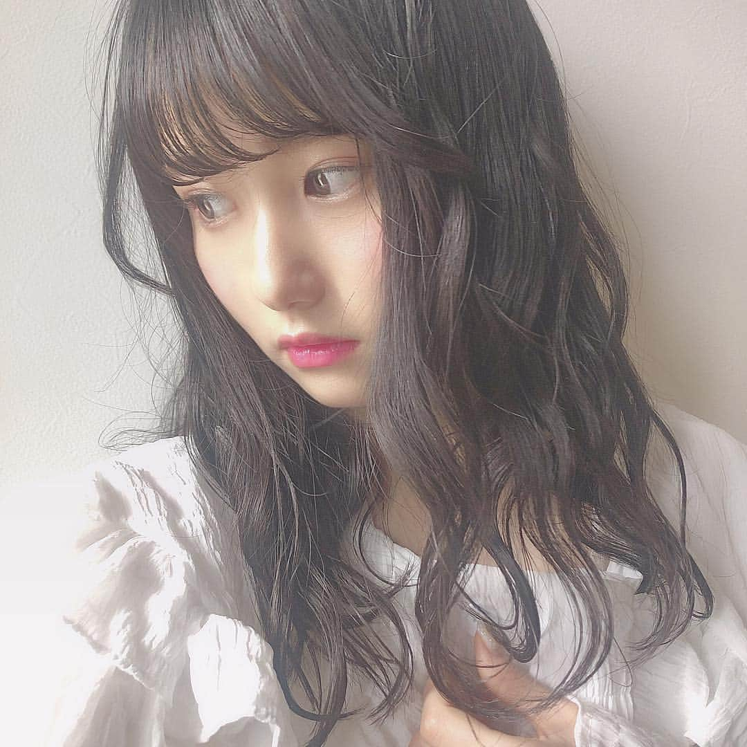 前田彩佳さんのインスタグラム写真 - (前田彩佳Instagram)「今日のヘアスタイル💇‍♀️﻿ ﻿﻿﻿ ＊＊＊＊＊＊＊＊＊＊﻿﻿﻿ ﻿﻿ サロンモデルさんっぽくなりたくて沢山調べてやってみました🥺﻿ 上下でブロッキングして、下段がウェーブ、上段が毛先をワンカールさせてからミックス巻きしてます！﻿ 顔周りは外巻きで大人っぽくして、触覚は天使の羽バンクっぽしくしてるつもりです、、笑﻿ ヘアオイルがお家になかったので、ベビーオイルで代用して濡れ感と前髪の束感を出しました👶﻿ ﻿﻿ ＊＊＊＊＊＊＊＊＊＊﻿﻿ ﻿﻿﻿ #hairstyle」4月29日 19時20分 - _ayaka1218