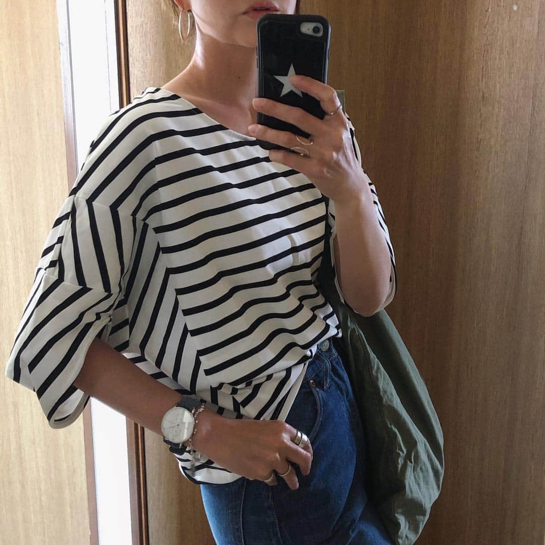 のインスタグラム：「シルエットが可愛いボーダートップス🖖 . . . . . 明日は1日雨だそうで。憂鬱や . . . . . tops#emmataylor #stylebar @stylebar.jp @emmataylor_ny  denim#shinzone @shinzone_official . . . . . #fashion #code #outfit #ootd #stylebarstyle #stylebarjp #denim #スタイルバー #エマテイラー #シンゾーン #デニムコーデ #ボーダー #シルバーアクセサリー #ママコーデ #wear更新」