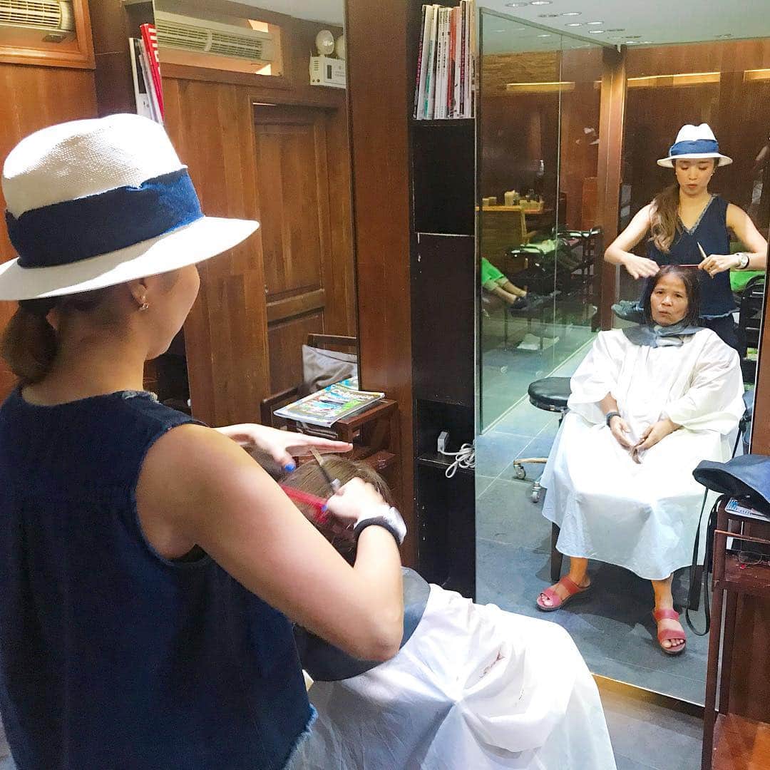 美容留学のアジアビューティカレッジのインスタグラム：「✂︎﻿﻿ 長い間お世話になった ハウスキーパーさんに カットとカラーをプレゼント🎁 本当にありがとうございました😊 .  英語と美容が学べるセブ留学 海外で美容師で活躍しよう‼️ ﻿ @abc_cebu﻿﻿ ﻿ #美容師 ﻿ #スタイリスト﻿ #ヘアスタイリスト﻿ #美容室﻿ #美容院 ﻿ #ヘアサロン﻿ #美容留学﻿ #語学留学﻿ #海外留学 ﻿ #スタイリング ﻿ #カラーリスト ﻿ #日系サロン﻿ #美容師アシスタント #イルミナカラー﻿ #海外生活﻿﻿ #美容学生 ﻿ #セブ島﻿ #英会話 ﻿ #スタイリストデビュー ﻿ #美容師転職 ﻿ #美容師募集﻿ #外国人風カラー ﻿ #美容師の卵﻿ #マツエク  #アイラッシュ  #ヘアアレンジ ﻿ #海外で美容師したい﻿ #美容師さんと繋がりたい #美容師留学」