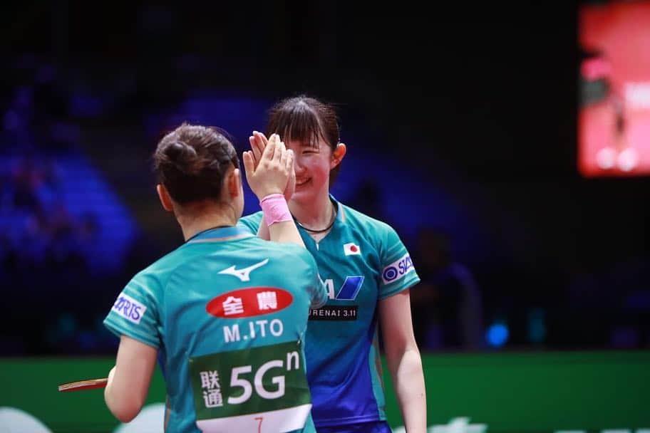 早田ひなのインスタグラム：「世界選手権女子ダブルスで銀メダルを獲得することが出来ました。 連日沢山の応援本当にありがとうございました🙇 まだまだ力不足な部分があり優勝することはできませんでしたが私自身とても成長することができた1週間でした。 みまとあの大舞台の決勝で戦うことができて良かったです。  深夜まで熱い声援を送ってくださった皆さん、現地でサポートして下さったスタッフの皆さんの応援が力となり2人でここまで戦うことができました。 ありがとうございました！！！ これを糧に更に強くなれるよう頑張ります🍙💪🏻 ｢練習は不可能を可能にする｣  Photo：Itaru Chibaさん  #世界選手権#みまひな#応援#ありがとうございました！」