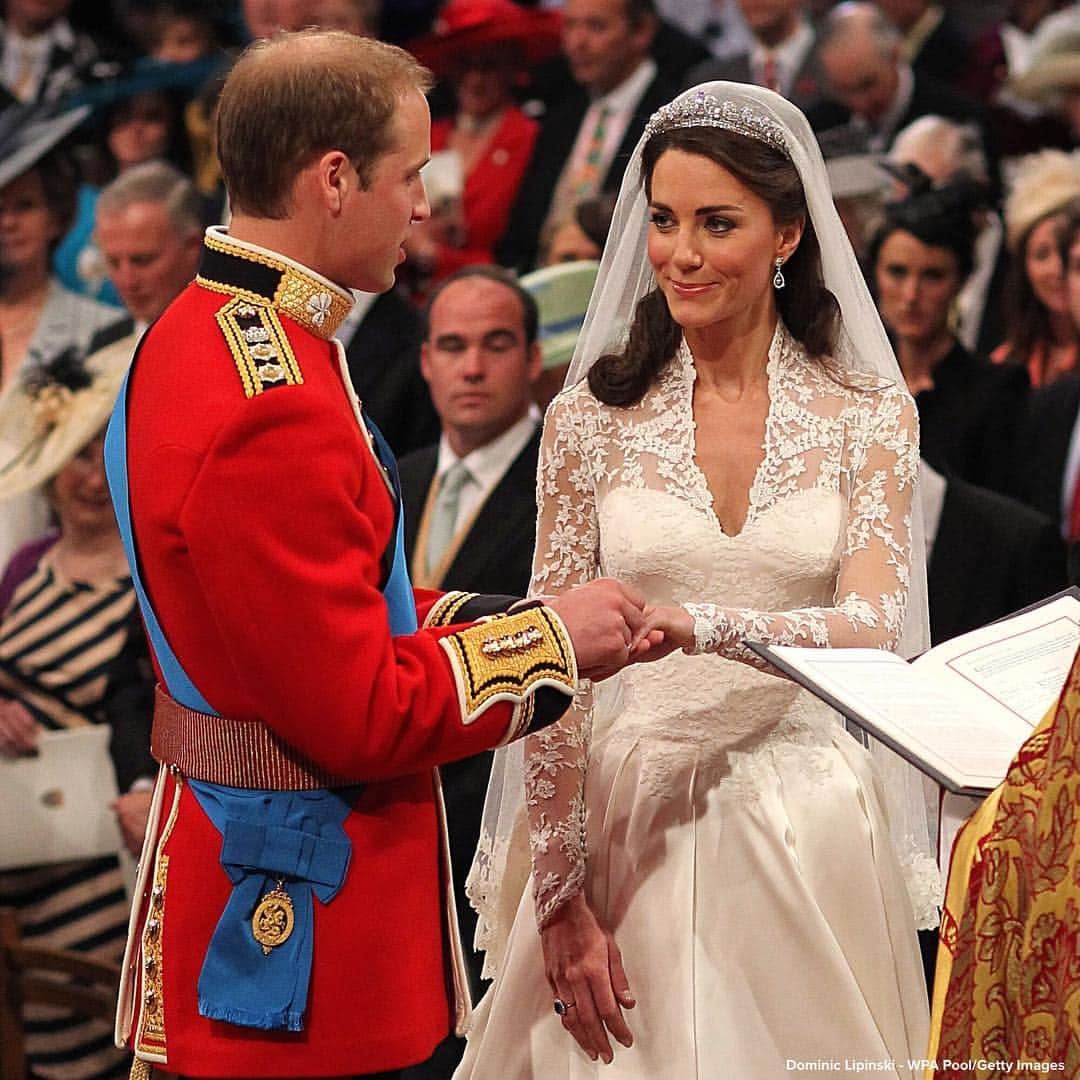 ABC Newsさんのインスタグラム写真 - (ABC NewsInstagram)「TODAY IN HISTORY: William and Catherine, the Duke and Duchess of Cambridge, were married in an opulent ceremony at London's Westminster Abbey on this day in 2011. #dukeofcambridge #duchessofcambridge #princewilliam #royalwedding #royalfamily #britishmonarchy #katemiddleton #onthisday」4月29日 19時28分 - abcnews