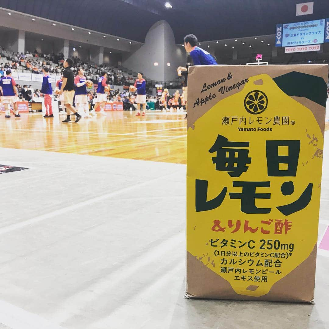 瀬戸内レモン農園さんのインスタグラム写真 - (瀬戸内レモン農園Instagram)「.﻿﻿﻿﻿﻿﻿﻿﻿﻿﻿﻿﻿﻿﻿﻿﻿﻿﻿﻿ 2019.4.29﻿ #広島ドラゴンフライズ﻿ 先日応援に行った際に撮影しました(^^)﻿ 生観戦はすごく迫力があります🏀✨﻿ ﻿﻿﻿﻿﻿﻿ ﻿﻿﻿﻿﻿ ﻿﻿﻿﻿﻿﻿﻿﻿﻿﻿﻿﻿﻿﻿﻿ ﻿﻿﻿﻿﻿﻿﻿﻿﻿﻿皆様も #毎日レモンチャレンジ とつけて﻿﻿﻿﻿﻿﻿﻿﻿﻿﻿﻿﻿﻿﻿﻿﻿﻿﻿﻿﻿﻿﻿﻿﻿ 投稿してみてください😆﻿﻿﻿﻿﻿﻿﻿﻿﻿﻿﻿﻿﻿﻿﻿﻿﻿﻿﻿﻿﻿﻿﻿﻿ ﻿﻿﻿﻿﻿﻿﻿﻿﻿﻿﻿﻿﻿﻿﻿﻿﻿﻿﻿﻿﻿﻿﻿﻿ ﻿﻿﻿﻿﻿﻿﻿﻿﻿﻿﻿﻿﻿﻿﻿﻿﻿﻿﻿﻿﻿﻿﻿﻿ 毎日レモン＆りんご酢﻿﻿﻿﻿﻿﻿﻿﻿﻿﻿﻿﻿﻿﻿﻿﻿﻿﻿﻿﻿﻿﻿﻿﻿﻿ ¥120（税抜）﻿﻿﻿﻿﻿﻿﻿﻿﻿﻿﻿﻿﻿﻿﻿﻿﻿﻿﻿﻿﻿﻿﻿﻿﻿ ﻿﻿﻿﻿﻿﻿﻿﻿﻿﻿﻿﻿﻿﻿﻿﻿﻿﻿﻿﻿﻿﻿﻿﻿﻿ ﻿﻿﻿﻿﻿﻿﻿﻿﻿﻿﻿﻿﻿﻿﻿﻿﻿﻿﻿﻿﻿﻿﻿﻿﻿﻿ ☆★☆新発売キャンペーン☆★☆﻿﻿﻿﻿﻿﻿﻿﻿﻿﻿﻿﻿﻿﻿﻿﻿﻿﻿﻿﻿﻿﻿﻿ 5点購入毎に1点プレゼント中﻿﻿﻿﻿﻿﻿﻿﻿﻿﻿﻿﻿﻿﻿﻿﻿﻿﻿﻿﻿﻿﻿﻿ ＼＼5月6日までの期間限定／／﻿﻿﻿﻿﻿﻿﻿﻿﻿﻿﻿﻿﻿﻿﻿﻿﻿﻿﻿﻿﻿﻿﻿ ﻿﻿﻿﻿﻿﻿﻿﻿﻿﻿﻿﻿ ＊自社サイト、楽天サイトで好評発売中＊﻿﻿﻿﻿﻿﻿﻿﻿﻿﻿﻿﻿ ﻿﻿﻿﻿﻿﻿﻿﻿﻿﻿﻿﻿ ﻿﻿﻿﻿﻿﻿﻿﻿﻿﻿﻿﻿﻿﻿﻿﻿﻿﻿﻿﻿﻿﻿ ーーーーーーーーーーーーーーー﻿﻿﻿﻿﻿﻿﻿﻿﻿﻿﻿﻿﻿﻿﻿﻿﻿﻿﻿﻿﻿﻿﻿﻿﻿ ＊１日分以上のビタミンＣ配合﻿﻿﻿﻿﻿﻿﻿﻿﻿﻿﻿﻿﻿﻿﻿﻿﻿﻿﻿﻿﻿﻿﻿﻿﻿ ＊カルシウム配合﻿﻿﻿﻿﻿﻿﻿﻿﻿﻿﻿﻿﻿﻿﻿﻿﻿﻿﻿﻿﻿﻿﻿﻿﻿ ＊クエン酸1300mg配合﻿﻿﻿﻿﻿﻿﻿﻿﻿﻿﻿﻿﻿﻿﻿﻿﻿﻿﻿﻿﻿﻿﻿﻿﻿ ーーーーーーーーーーーーーーー﻿﻿﻿﻿﻿﻿﻿﻿﻿﻿﻿﻿﻿﻿﻿﻿﻿﻿﻿﻿﻿﻿﻿﻿﻿ ﻿﻿﻿﻿﻿﻿﻿﻿﻿﻿﻿﻿﻿﻿﻿﻿﻿﻿﻿﻿﻿﻿﻿﻿﻿ まろやかなすっきりした甘さはお子様にもおすすめ✨﻿﻿﻿﻿﻿﻿﻿﻿﻿﻿﻿﻿﻿﻿﻿﻿﻿﻿﻿﻿﻿﻿﻿﻿﻿ 瀬戸内レモンピールエキスを使用することにより﻿﻿﻿﻿﻿﻿﻿﻿﻿﻿﻿﻿﻿﻿﻿﻿﻿﻿﻿﻿﻿﻿﻿﻿﻿ レモンの風味をしっかり感じることができます🍋﻿﻿﻿﻿﻿﻿﻿﻿﻿﻿﻿﻿﻿﻿﻿﻿﻿﻿﻿﻿﻿﻿﻿﻿﻿ ﻿﻿﻿﻿﻿﻿﻿﻿﻿﻿﻿﻿﻿﻿﻿﻿﻿﻿﻿﻿﻿﻿﻿﻿﻿ 毎日手軽にビタミンＣを摂取できる﻿﻿﻿﻿﻿﻿﻿﻿﻿﻿﻿﻿﻿﻿﻿﻿﻿﻿﻿﻿﻿﻿﻿﻿﻿ 飲みきりサイズの紙パック飲料です﻿(^^)﻿﻿﻿﻿﻿﻿﻿﻿﻿﻿﻿﻿﻿﻿﻿﻿﻿﻿﻿﻿﻿﻿﻿﻿ ﻿﻿﻿﻿﻿﻿﻿﻿﻿﻿﻿﻿﻿﻿﻿﻿﻿﻿﻿﻿﻿﻿﻿﻿﻿ ﻿﻿﻿﻿﻿﻿﻿﻿﻿﻿﻿﻿﻿﻿﻿﻿﻿﻿﻿﻿﻿﻿﻿﻿﻿ ﻿﻿﻿﻿﻿﻿﻿﻿﻿﻿﻿﻿﻿﻿﻿﻿﻿﻿﻿﻿﻿﻿﻿﻿﻿ #毎日レモン_りんご酢 #毎日レモンアンドりんご酢 #分割投稿 #分割 #毎日レモン #りんご酢 #レモン #ビタミンＣ #レモン #瀬戸内レモン #瀬戸内レモン農園 #ヤマトフーズ #広島 #瀬戸内 #新商品 #LOVE #LEMON #lemon #バスケ #ドラゴンフライズ」4月29日 19時38分 - yamatofoods