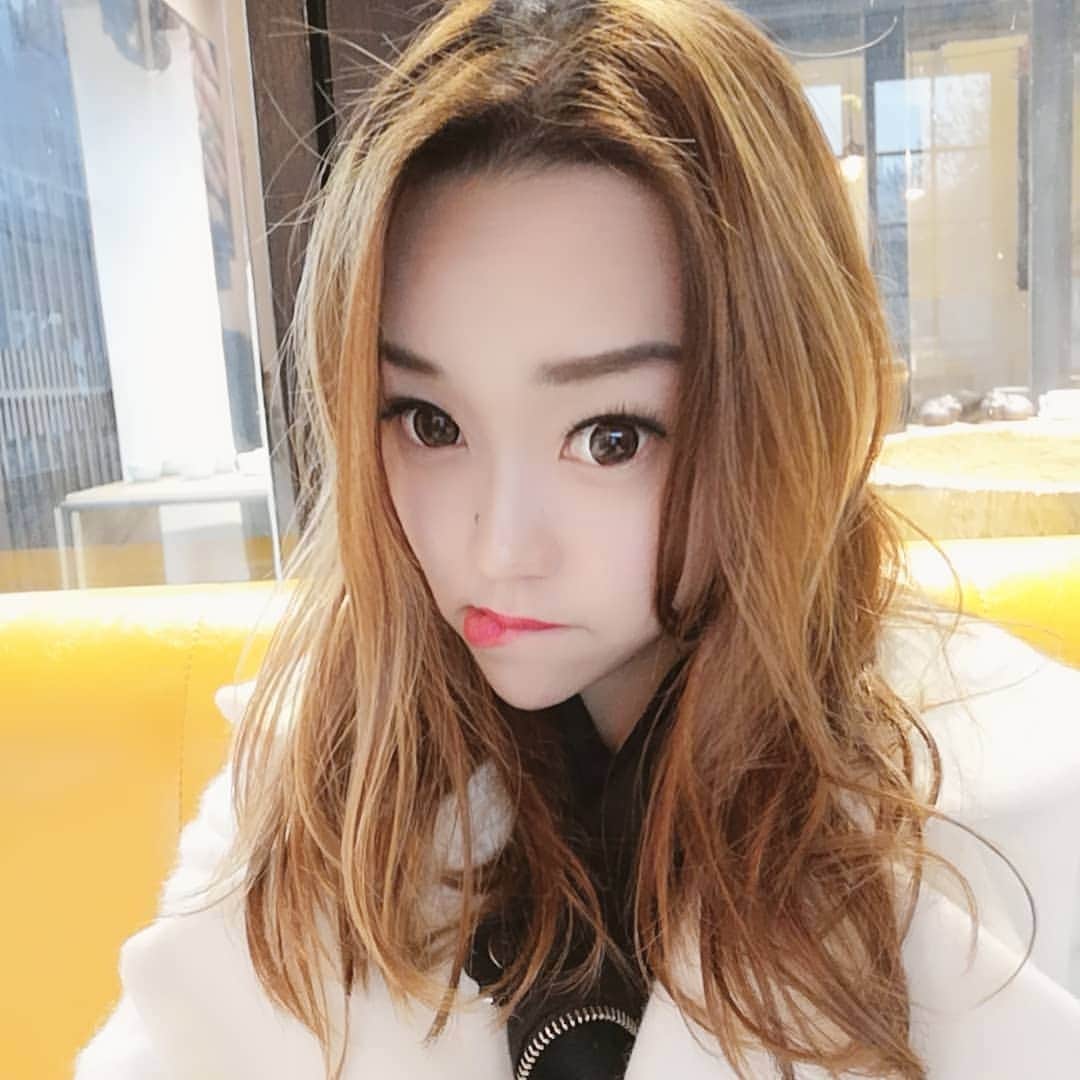 Nicole Chenのインスタグラム：「Time to bite my lips and ponder about life 😅 #throwback #winter #love #picture」