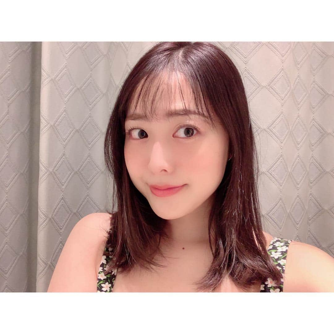 松浦雅さんのインスタグラム写真 - (松浦雅Instagram)「長すぎる髪は春服に合わないなーと思って 結構ばっさり切って、前髪も作ってみたよ。 どうかな…どきどきだー、 もちろん今までみたいな前髪かきあげヘアも できる、 #2wayバング だよ。 #シースルーバング が流行ってくれたおかげで こんな事もできるから嬉しいねぇ〜 でも、最近寒いから…春服着れないけど…うぅ… みんな体調に気をつけてーねーーー！ #hairstyle #ミディアムヘア #黒髪ミディアム #春ヘア」4月29日 19時33分 - m.miyabi614