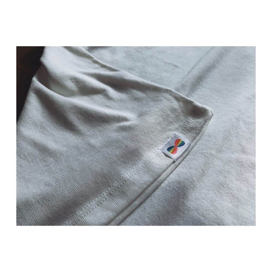 のインスタグラム：「👕 ・ オリジナルグッズ販売を開始しました🔸🔹 ・ ・ わかるかわからないくらいの… Tシャツの左下にある小さなリボンがこだわりです🎀 ・ ・ ___________________________ ・ #他にもこだわったけどそこに想いを込めました #できればタグの後ろまで見てほしい #reborn_sendai #オリジナルグッズ」