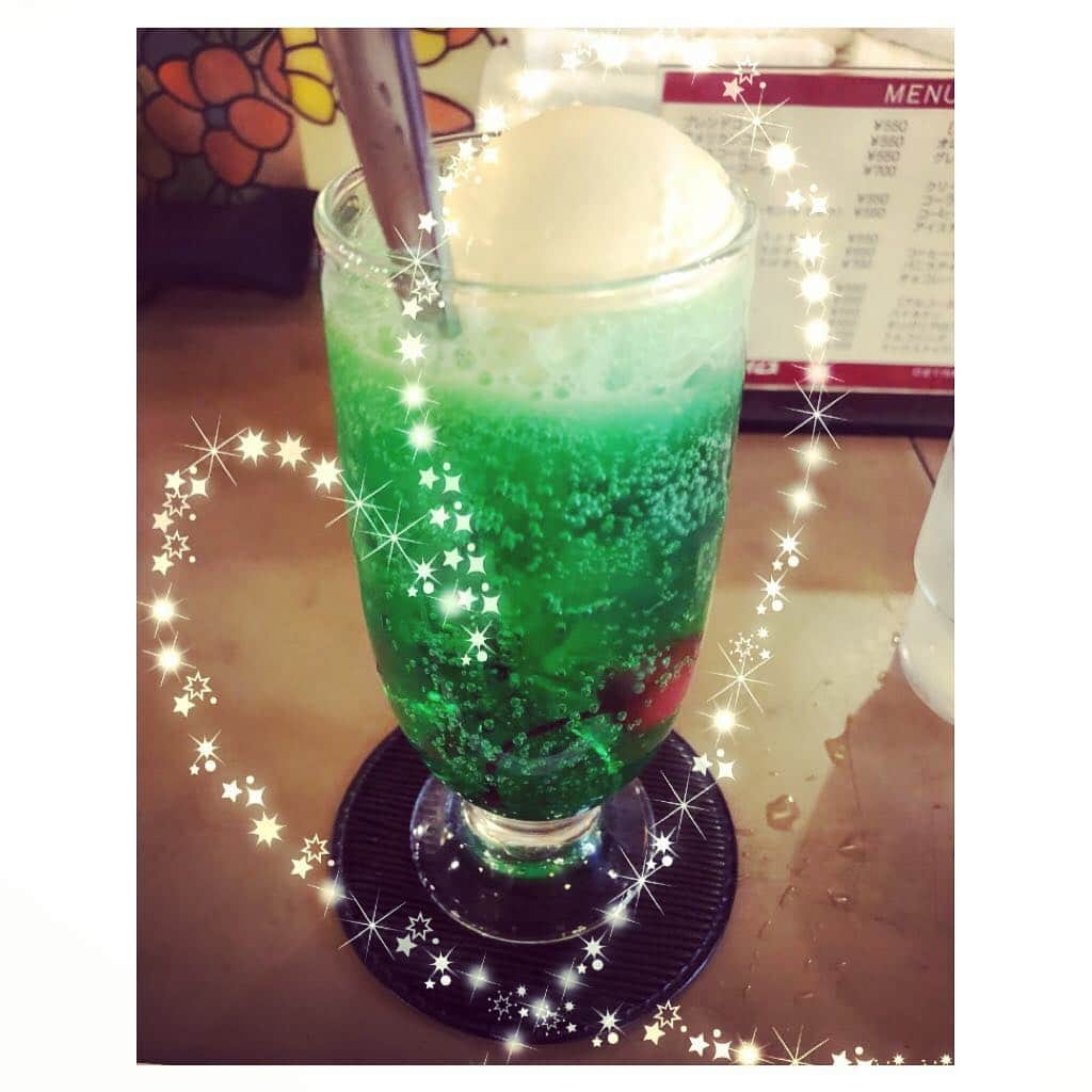 國分優香里のインスタグラム：「✩ あー…クリームソーダってなんでこんなに綺麗なんでしょう…ため息が出る美しさ🥰 ✩ このグリーンの海で泳ぎたい…（私カナヅチだけど🌊笑） ✩ 赤いさくらんぼがあるかないかで全然印象も変わりますよね🍒🤩 ✩ レトロ喫茶でまったり過ごしたいなぁ、、、 ナポリタンも食べたい🍝（笑） ✩ …あ、皆様、引き続き良いGWをお過ごし下さいね😘🎶 ✩ 令和も引き続き、よろしくお願い致します💗 ✩ ✩ ✩ #クリームソーダ #さくらんぼ #チェリー #レトロ #癒し #レトロ喫茶 #珈琲タイムス」