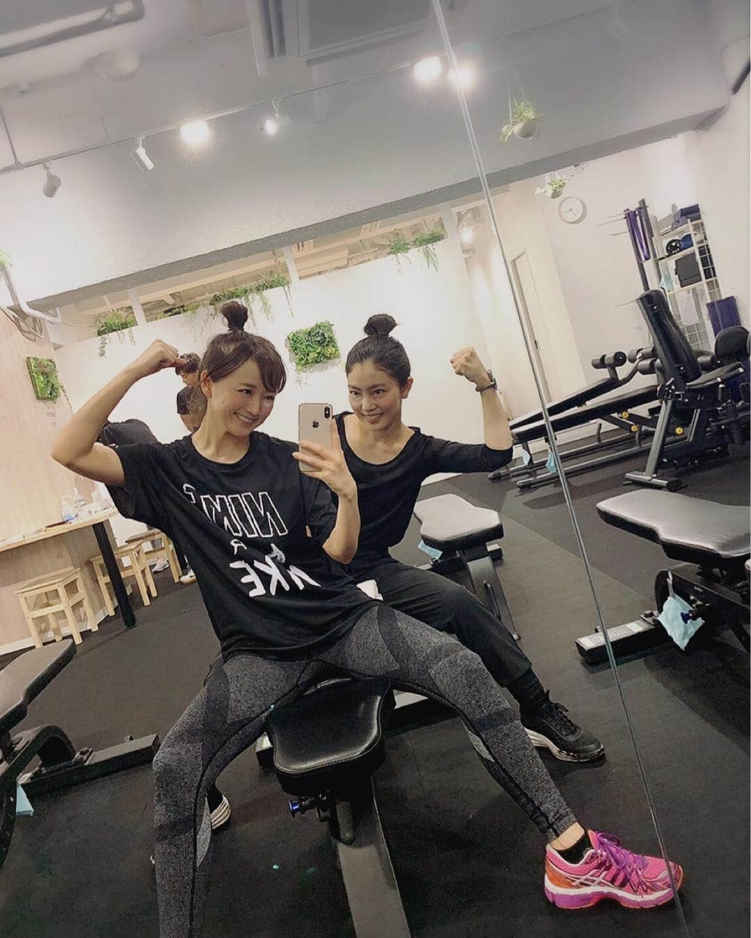 森口彩乃さんのインスタグラム写真 - (森口彩乃Instagram)「彩夏とセミパーソナルジムの『FORZAGRAN』〈@forza_fit_channel〉に行って来ました☆ 普段は一人で筋トレしているので、中々追い込みが甘くなりがちですが、こうして必ずトレーナーさんがサポートしてくれるとその場で筋肉痛になる程効果が凄かった！ 彩夏も頑張って続けているので慣れたもので格好良かったです。 色々なパーソナルを受けて来たけど、こんなに短時間でしっかりトレーニングしてくれるジムは初めてでした♡ 通いたい♡  #FORZAGRAN  #forza #池袋  #トレーニング  #ジム  #筋トレ  #筋トレ女子 #フィットネス  #セミパーソナル  #パーソナルトレーニング  #gym  #彩夏ありがとう」4月29日 19時42分 - ayano.moriguchi