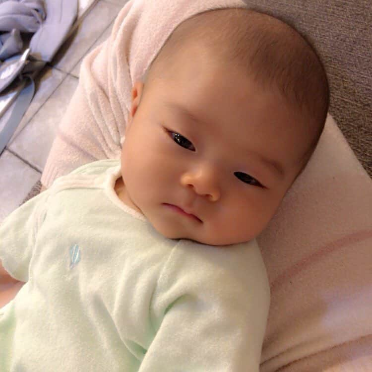 今井美穂さんのインスタグラム写真 - (今井美穂Instagram)「ここ数日の息子くん﻿ 夜は比較的寝てくれるのですが﻿ 昼間はかなり起きてます😊﻿ しかも結構ぐずる🤣﻿ ﻿ 座って抱っこじゃダメで﻿ 立って歩かないと怒られます(笑)﻿ 揺れ方にこだわりがあるようですね😂﻿ ﻿ 生後2ヶ月6キロを超えた息子くんのおかげで﻿ 私の腕の筋肉がついてきた気がします💪﻿ 次は抱っこしてスクワットかな😆﻿ ﻿ そんな今は脚の上で寝ちゃいました💤 ﻿ からの〜﻿ 起きてニヤッ💕﻿ ﻿ この後ギャン泣き﻿ ﻿ まだ熟睡はしないようです😂﻿ ﻿ #息子#生後2ヶ月﻿ #息子観察#ぐずり期﻿ #癒しの寝顔」4月29日 19時48分 - imaimiho1209