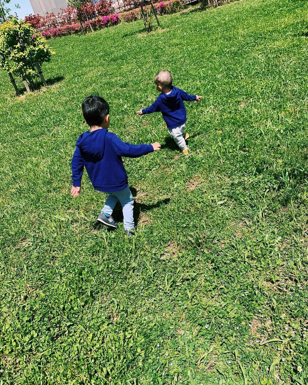 小池真友さんのインスタグラム写真 - (小池真友Instagram)「GW難民🤢 晴れてるうちに公園で虫探し 今日は駅のお祭りにじいじと行って電車鑑賞 明日から雨だから何しようかなぁ・・・🤣 . #gw2019」4月29日 19時57分 - koikemayu_