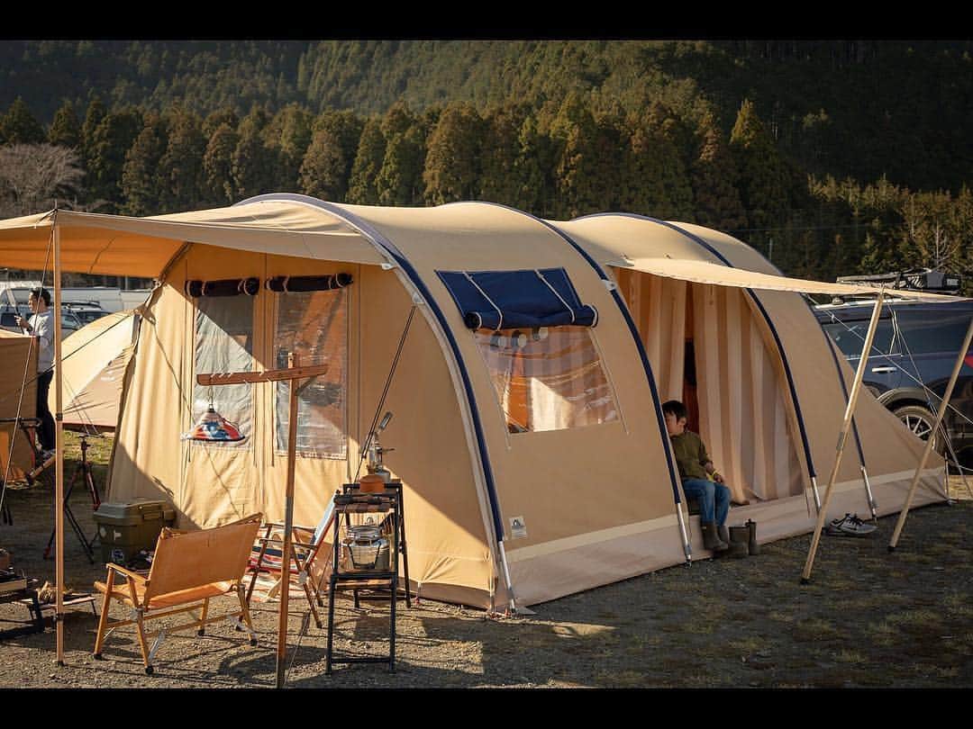 hinata_outdoorさんのインスタグラム写真 - (hinata_outdoorInstagram)「@camp_and_starさんのpic✨⁣⠀ ⁣⠀ 広々としたリビングスペースのある⁣⠀ テントでファミリーキャンプ⁣👨‍👩‍👧‍👦🏕✨⠀ 何日も連泊できそうなくらい快適そう🙌🎶⁣⠀ ⁣⠀ ⠀ ⠀⁣⠀ 〜👪🏕素敵な子連れキャンプは、楽しそうで、マネしたくなります👯‍♀️🎶 溢れる子どもの笑顔😊は宝物や➿🙌🚙✨〜⁣⠀ ⁣⠀ ⁣⠀ ⁣⠀ ゴールデンウィークは目前😆🎶休日はもちろんキャンプ🏕❗️という子連れキャンパー👪さんの素敵なキャンプサイト写真をご紹介します🚗✨⁣⠀ ⠀ ⠀⁣⠀ 🌳🌲🌼🌳🌲🌲🌳🌲🌳🌲🌻🌳🌳⁣⠀ #hinataoutdoor を付けて⁣⠀ アウトドア風景を投稿してください😊⁣⠀ 🌳🌲🌳🌲🌻🌲🌳🌲🌳🌼🌲🌳🌳 ⠀ ⠀⁣⠀ 素敵なお写真はリポストさせて頂きます✨ ⠀ ⠀⁣⠀ 🚙キャンプや山登りのアウトドア情報はプロフィールのURLから ➡ @hinata_outdoor ⠀ ⠀ ⠀ ⠀⁣⠀ 🍖美味しそうなキャンプ料理の写真は➡️⁣⠀ @hinata_gohan⁣⠀ *⁣⠀ *⁣⠀ #キャンプ #子連れキャンプ #ファミリーキャンプ #アウトドア #アウトドアギア  #絶景キャンプ #campgear #outdoorgear #camp #campliving #outdoor #campstyle #camping #campinglife #camplife #outdoorstyle #outdoors #outdoorliving #outdoorlife #hinataoutdoor #フォローミー #followme」4月29日 19時57分 - hinata_outdoor