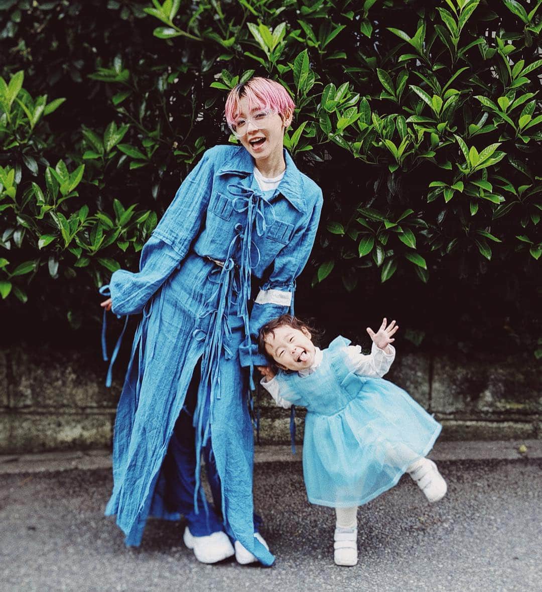 サオリリスのインスタグラム：「娘の3歳の誕生日。そして、私が親になって3年。早いような、まだまだのような。私が親なんて、未だに不思議で。 ・ ・ ・ @kakikukekikka #mama #instamama #ママ #女の子ママ #育児 #子育て #ママファッション #instafashion #baby #babygirl #instababy #ig_baby #babyfashion #kids #girl #instakids  #ig_kids #kidsfashion」