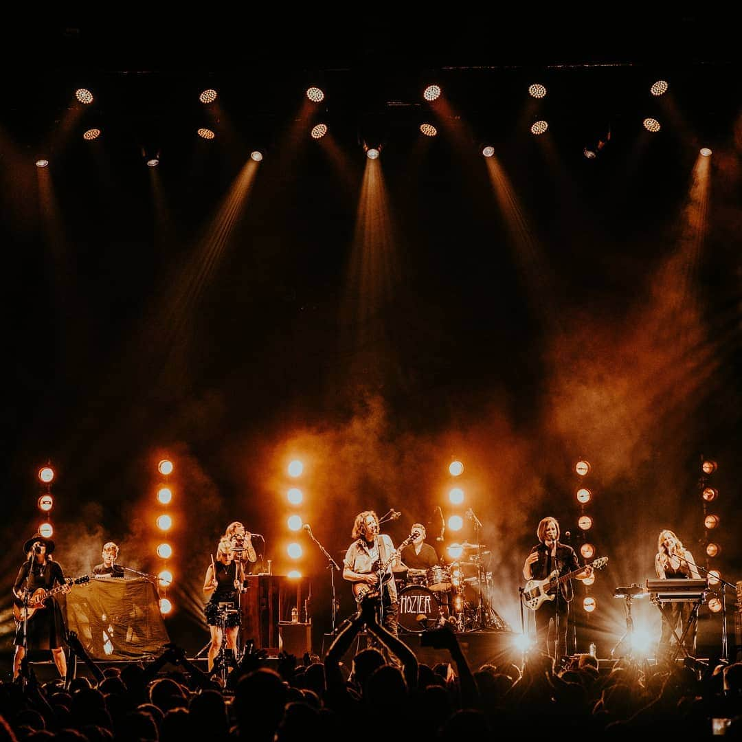 ホージアさんのインスタグラム写真 - (ホージアInstagram)「Auckland, you legends! Thanks for an unforgettable evening and making the last show of this leg of the tour such a special one. Love 🖤 📸 @christiantierney」4月29日 19時57分 - hozier