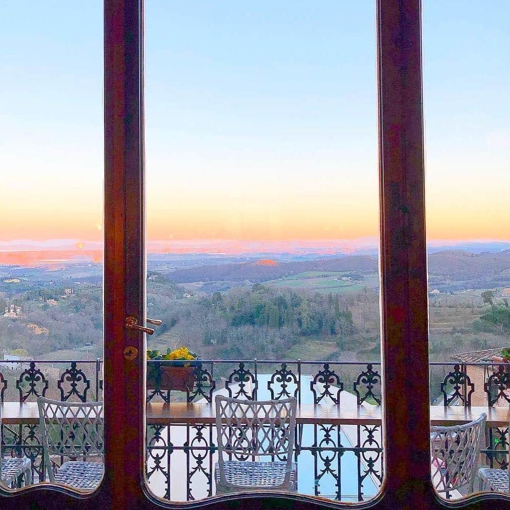 Lonely Planetさんのインスタグラム写真 - (Lonely PlanetInstagram)「This pretty impressive vista was captured by #LonelyPlanet author @maxwellvirginia, as she enjoyed #aperitivo on the balcony of Caffe Poliziano in #Tuscany's #Montepulciano. Not a bad way to end the day! 💁‍♀️」4月29日 19時53分 - lonelyplanet